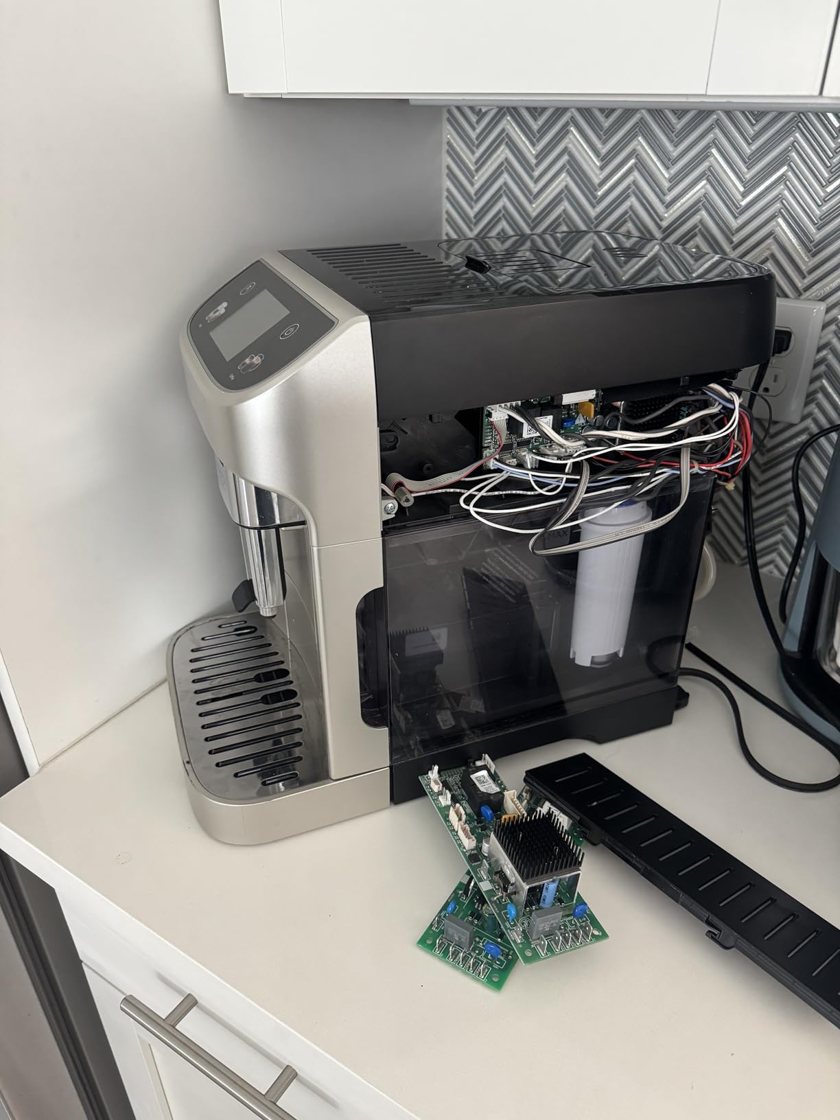 De'Longhi Magnifica Plus Fully Automatic Espresso Machine - Brew 18+ One Touch Coffee Recipes, Automatic Milk Steam Wand & Built-in Grinder, Touchscreen Display customer photo 2