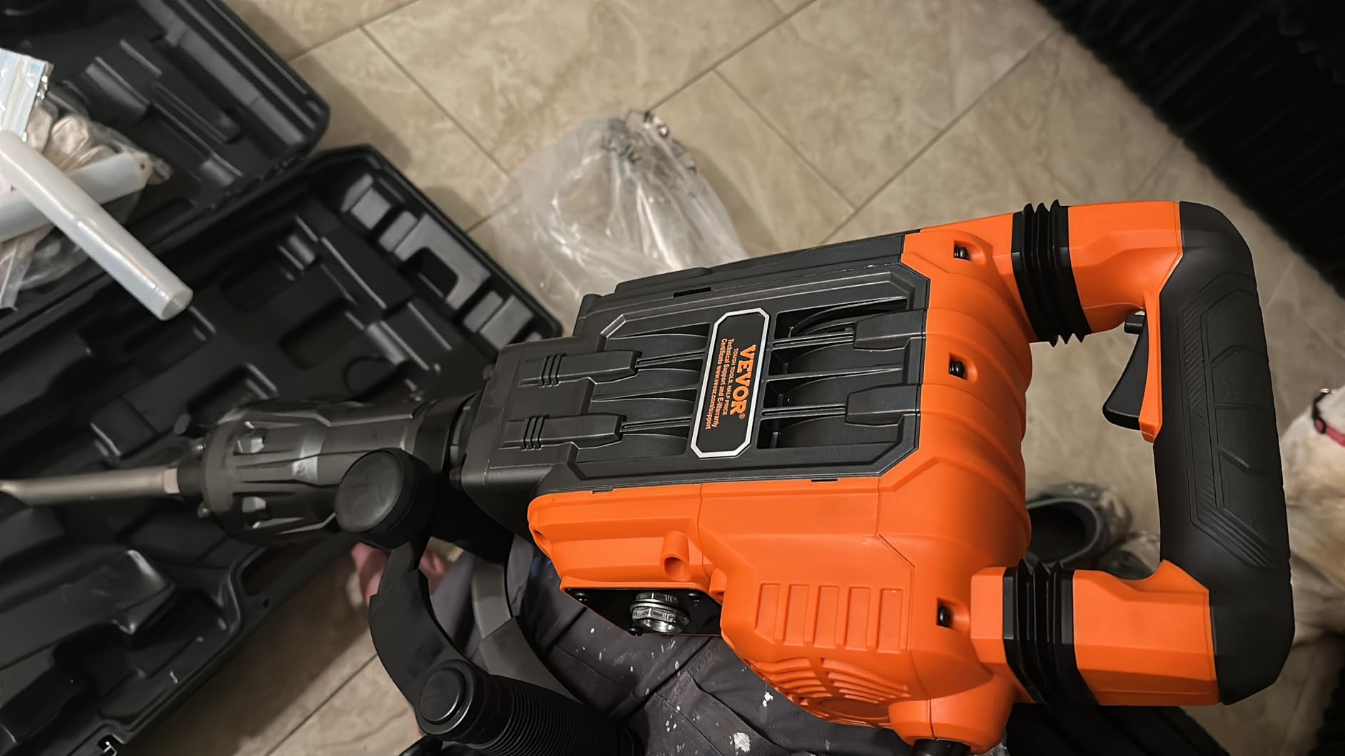 VEVOR 3500W Electric Demolition Hammer, 1900 BPM Durable Jack Hammer, Concrete Breaker with 2 Chisels, Gloves, and a 360° Rotatable Handle for Efficient Trenching, Black customer photo 1