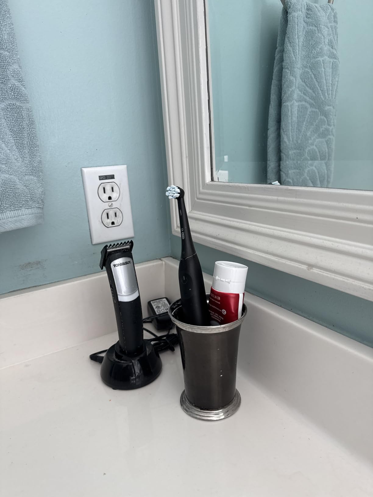 Oral-B Rechargeable Electric Toothbrush, iO Limited Simple Clean, 3 Cleaning Modes, Automatic Pressure Sensor to Protect Gums, Travel Case, White customer photo 1