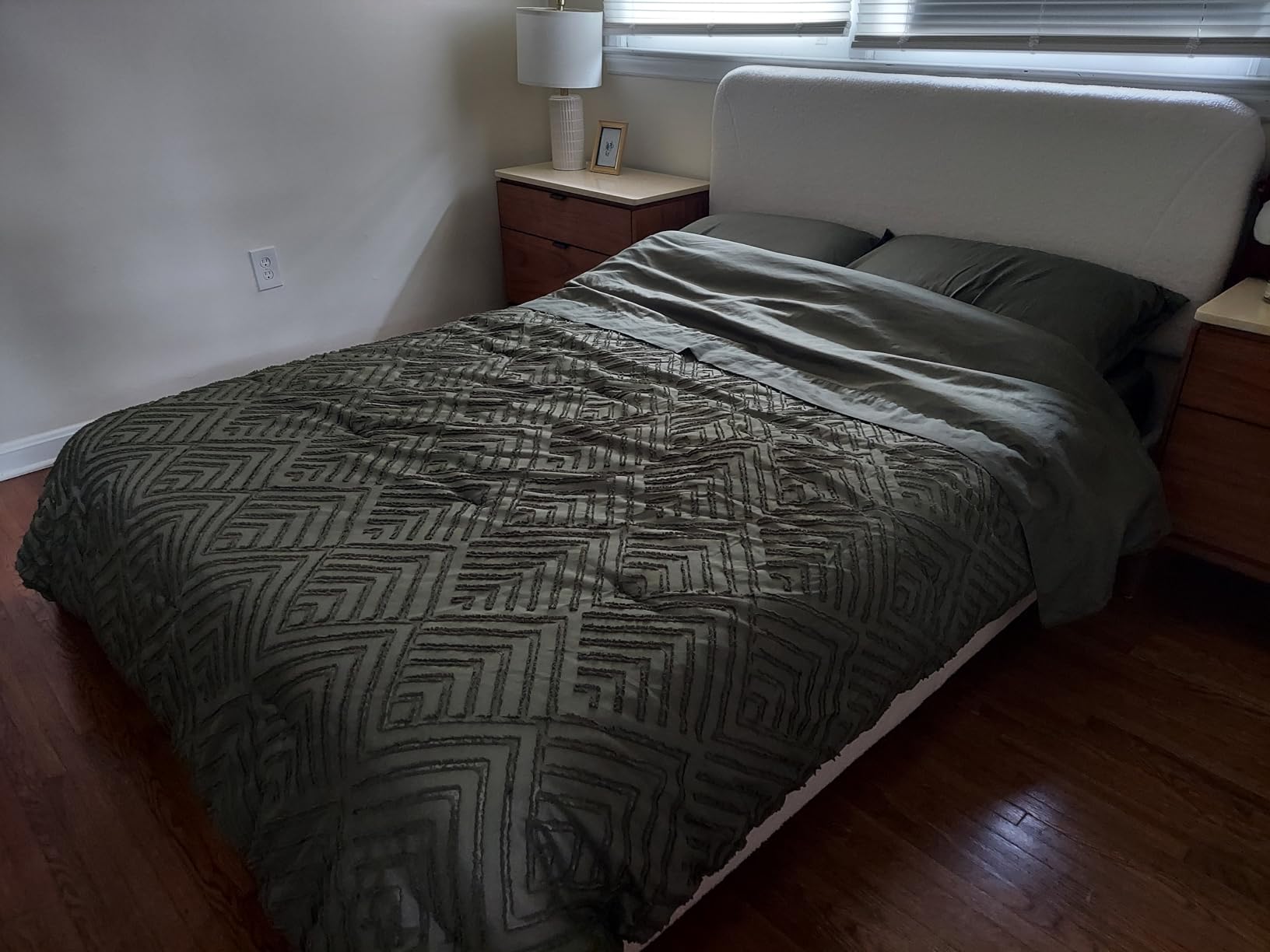 Full Size Cloud Bed Frame, Upholstered Boucle Bed Frame with Adjustable Headboard, Solid Wood Legs, Rounded Corners Design & Easy Assembly - Modern Platform Bed, Cream customer photo 2
