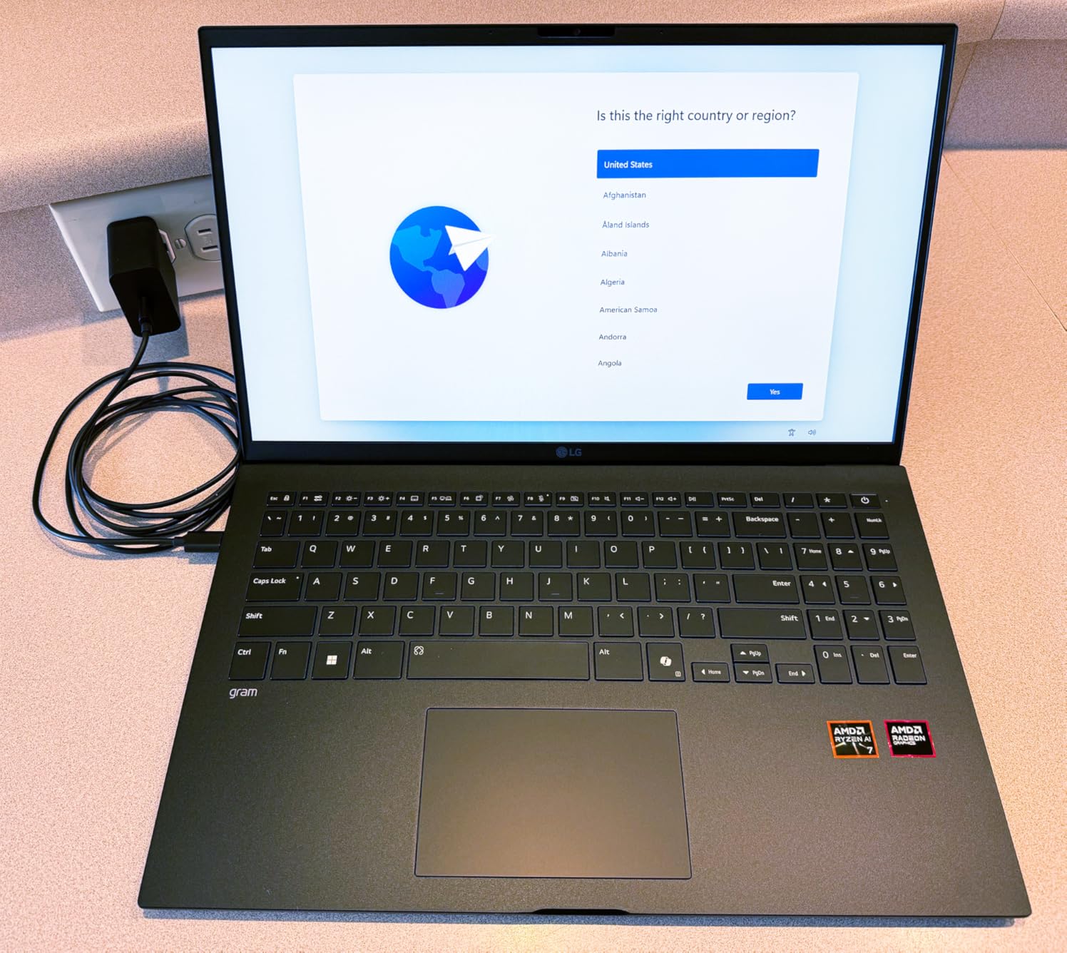 gram 15-inch, Copilot+, Thin and Lightweight Laptop, Windows 11 Home, Powered by AMD Ryzen AI 7 350 Processor, 16GB RAM, 1TB SSD, Obsidian Black customer photo 1