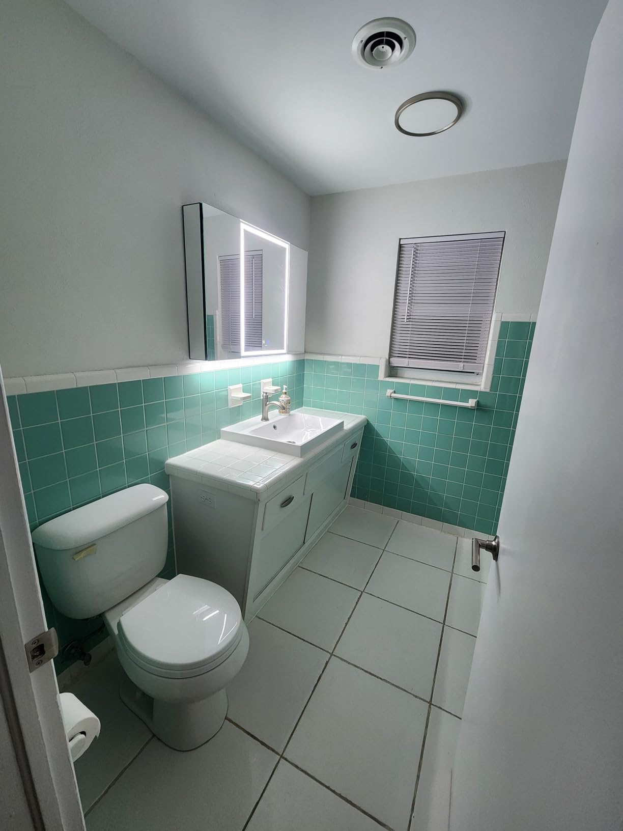 GANPE LED Lighted Bathroom Medicine Mirror Cabinet with Sockets & USBs, Anti-Fog Dimmable Light and Color Adjustment, Easy to Install Aluminum Cabinet (20 * 28 Right Hinge) customer photo 1