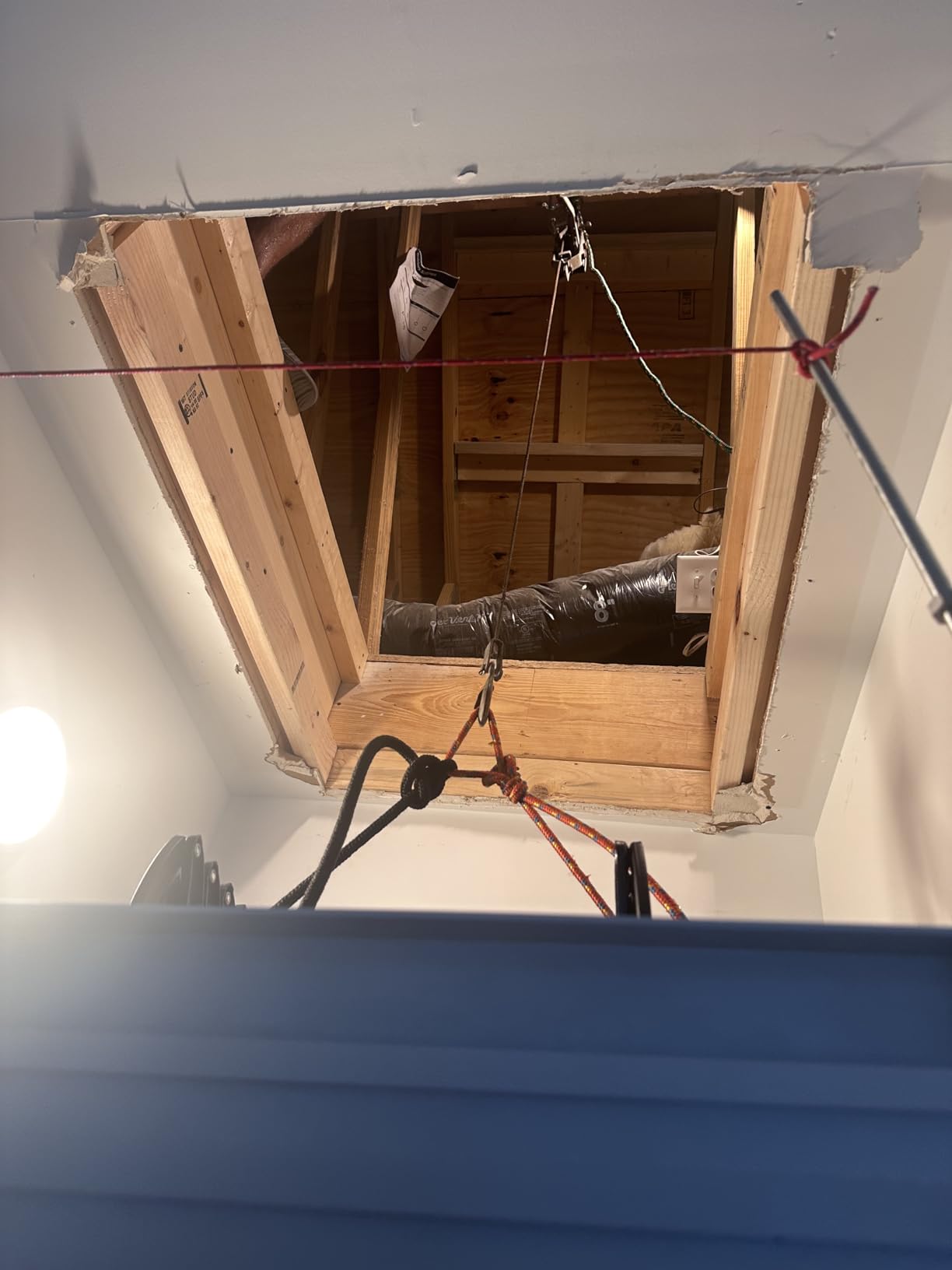 VEVOR Attic Ladder, 660LBS/299.4KG Capacity, Fits 9.5 to 10.2 ft Ceiling Height and 39.4 x 27.5 inch Opening Size, Alloy Steel Pull-Down Retractable Ceiling Stair customer photo 1