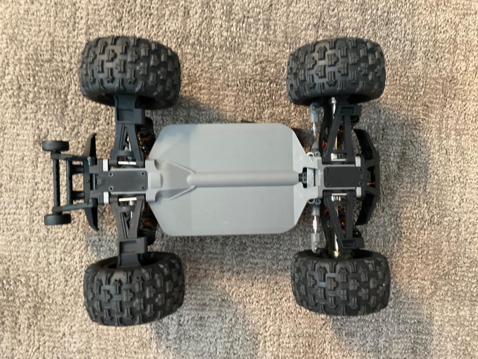 DEERC 1815 1/18 All Terrain Fast Drift & Racing RC Car, 40KM/H Remote Control Truck with Futuristic Body Shell, Extra Drift Wheels, 2.4GHz Waterproof Off-Road Vehicle with 2 Batteries for Kids & Adult customer photo 1