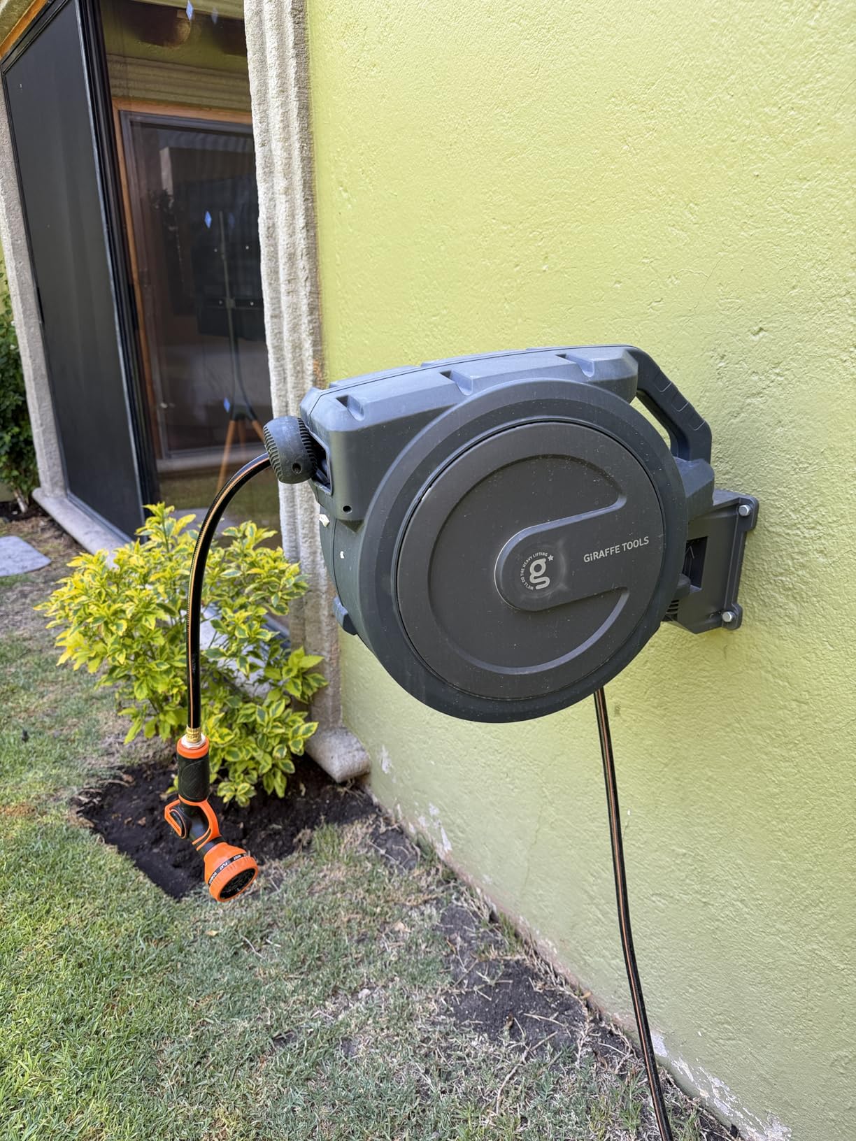 Giraffe Tools Retractable Garden Hose Reel 1/2 Inch x 100 ft, Super Heavy Duty, Any Length Lock, Slow Return System, Wall Mounted and 180 Deg Swivel Metal Bracket customer photo 1