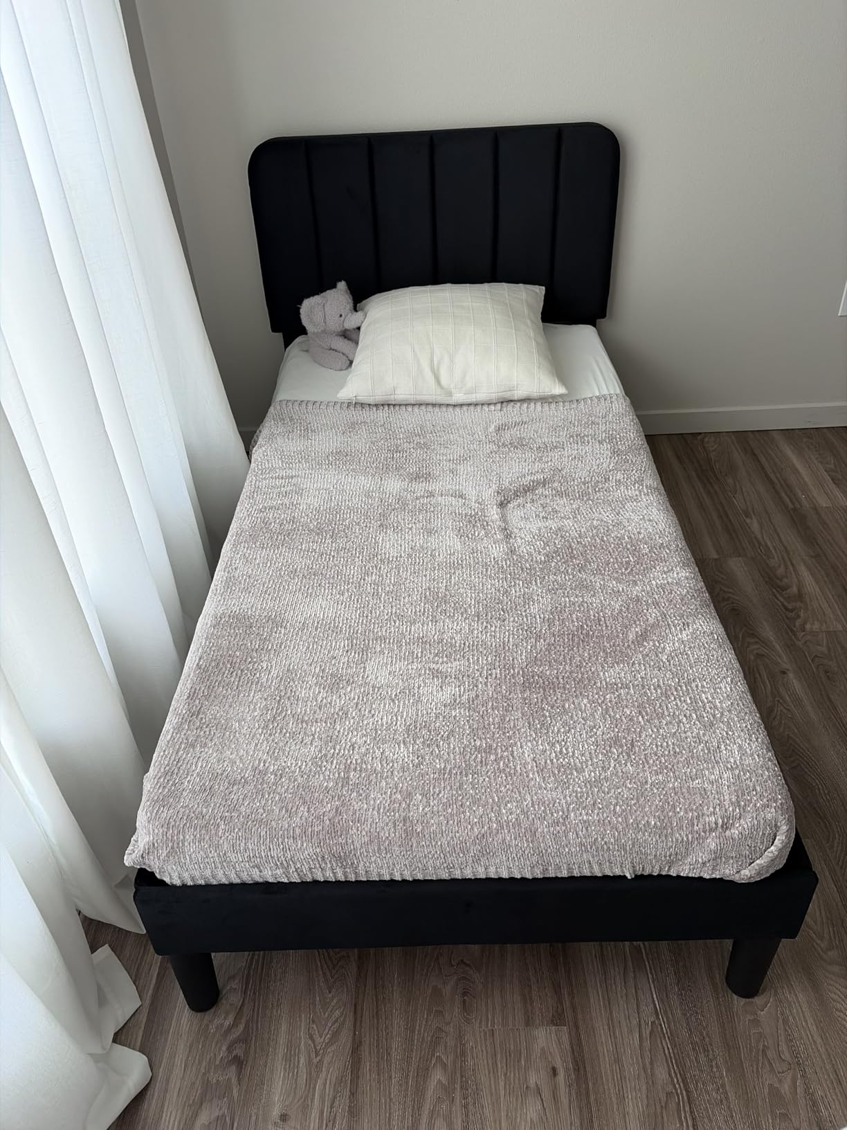VECELO King Size Bed Frame with Upholstered Headboard, Velvet Platform Bedframe Mattress Foundation, Strong Wood Slat Support, No Box Spring Needed,White customer photo 1