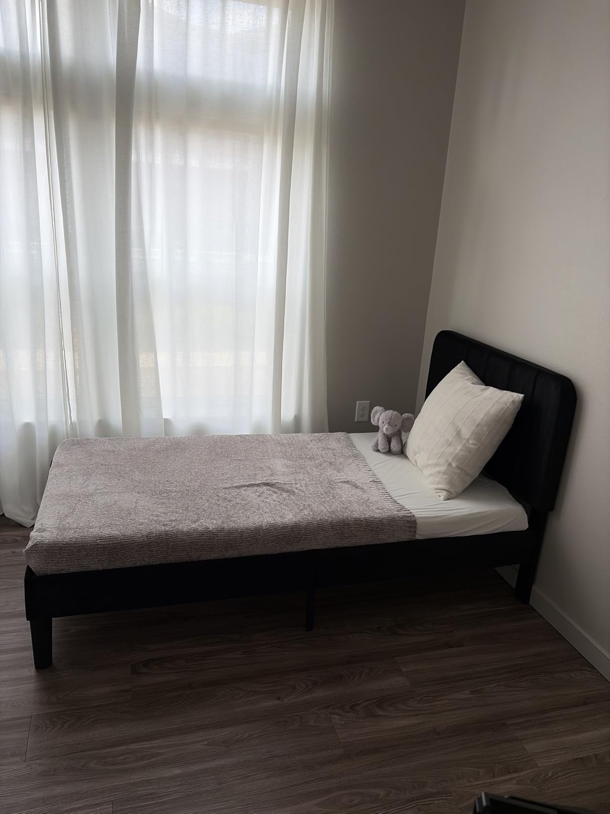 VECELO King Size Bed Frame with Upholstered Headboard, Velvet Platform Bedframe Mattress Foundation, Strong Wood Slat Support, No Box Spring Needed,White customer photo 2