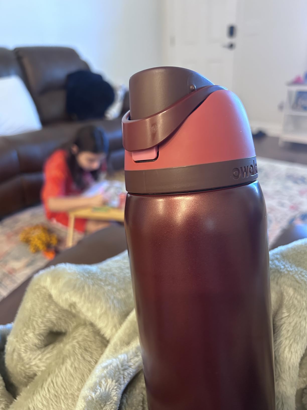 Owala FreeSip Insulated Stainless Steel Water Bottle with Straw, BPA-Free Sports Water Bottle, Great for Travel, 32 Oz, Black Cherry customer photo 1