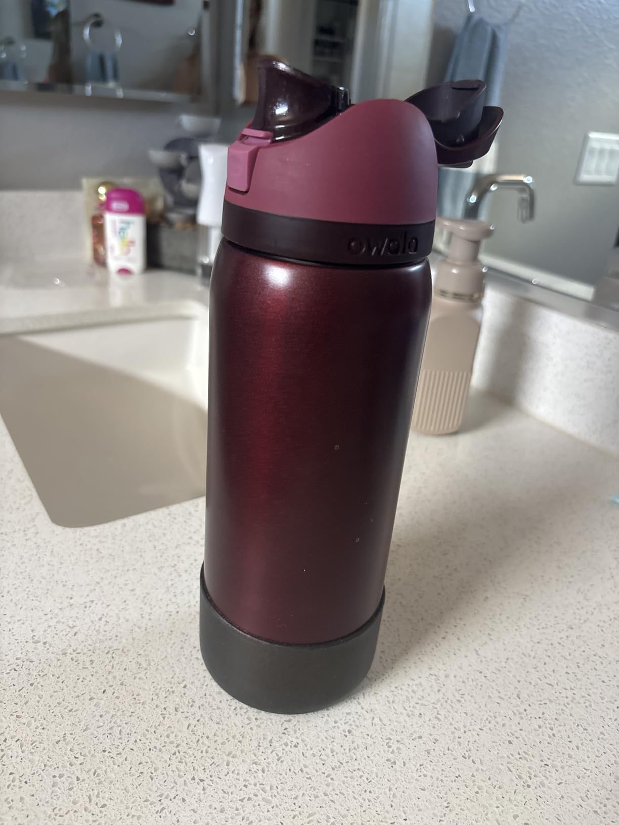 Owala FreeSip Insulated Stainless Steel Water Bottle with Straw, BPA-Free Sports Water Bottle, Great for Travel, 32 Oz, Black Cherry customer photo 2