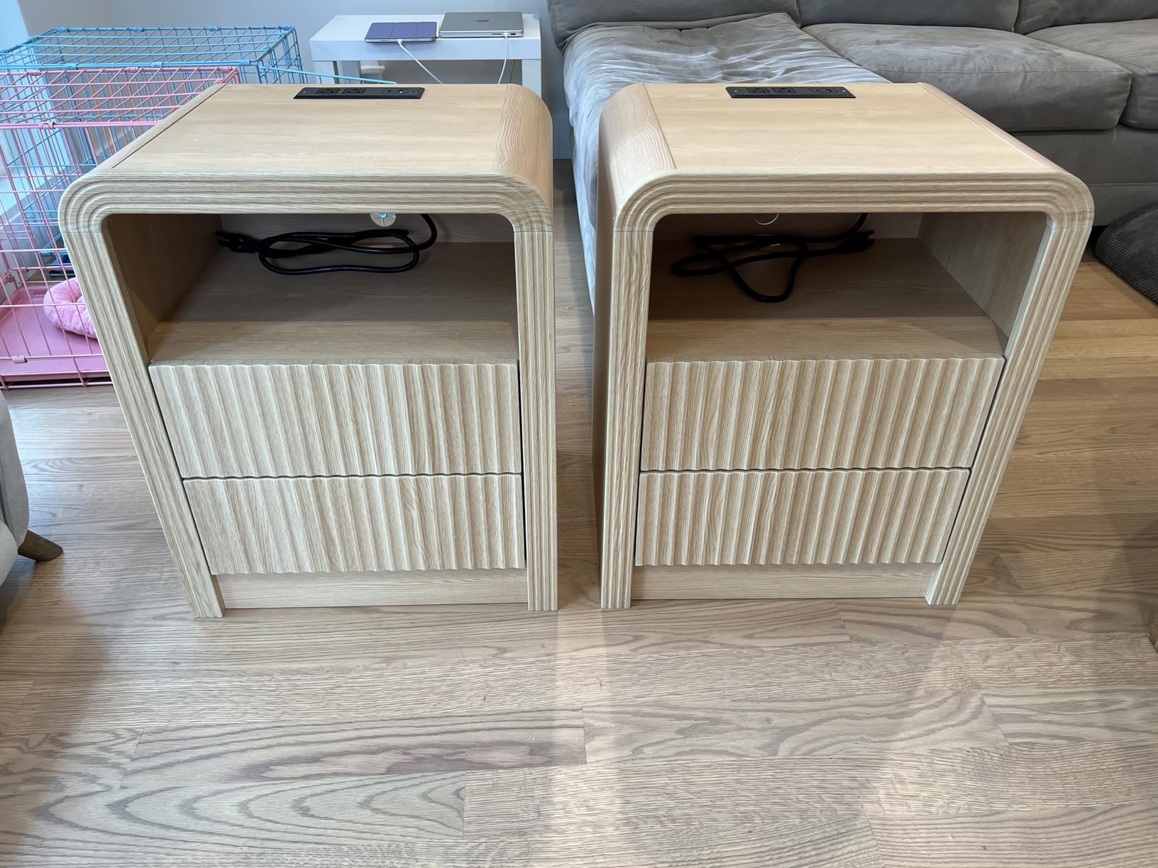 Decofy Fluted Nightstand with Charging Station, 19.7'' Wide Morden End Table with USB/Type-C Ports, 2 Drawers & Open Shelf, Curved Profile Design, Wood Bedside Table for Bedroom (Natural Oak) customer photo 1