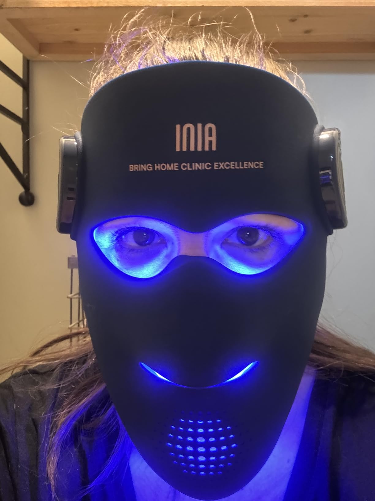INIA Glow 4D Wireless Red Light Therapy Mask for Face - Dual NIR, 320 LEDs, 4 Modes, Under-Eye Cooling, Cordless and Rechargeable LED Face Mask for Home and Travel customer photo 1