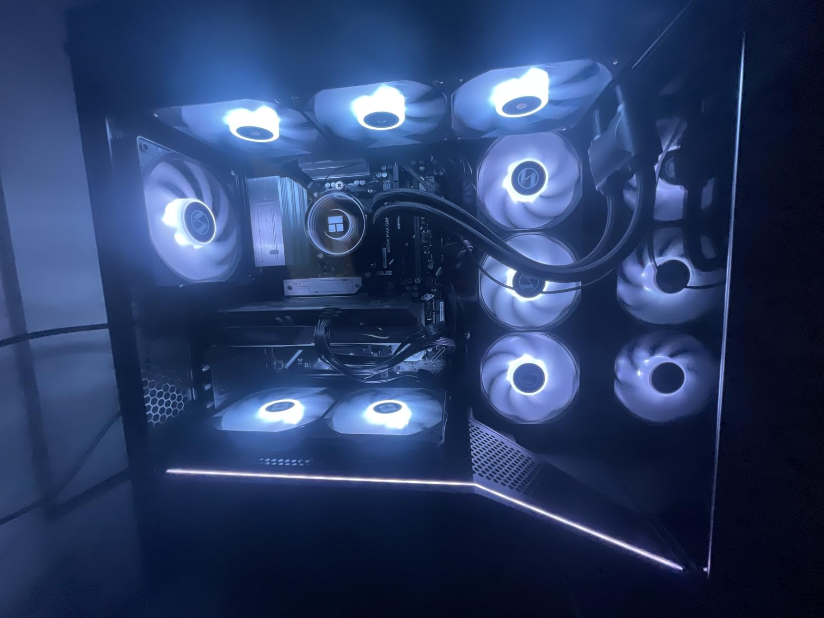 Lian Li VECTOR V100 MINI Micro Form Factor Compact PC Case, Pre-install 4 x 120mm ARGB PWM Fans, Panoramic Tempered Glass, Support Backet-Connect Micro-ATX, 415mm GPU, 360mm Radiator - Black (V100RMIX) customer photo 1