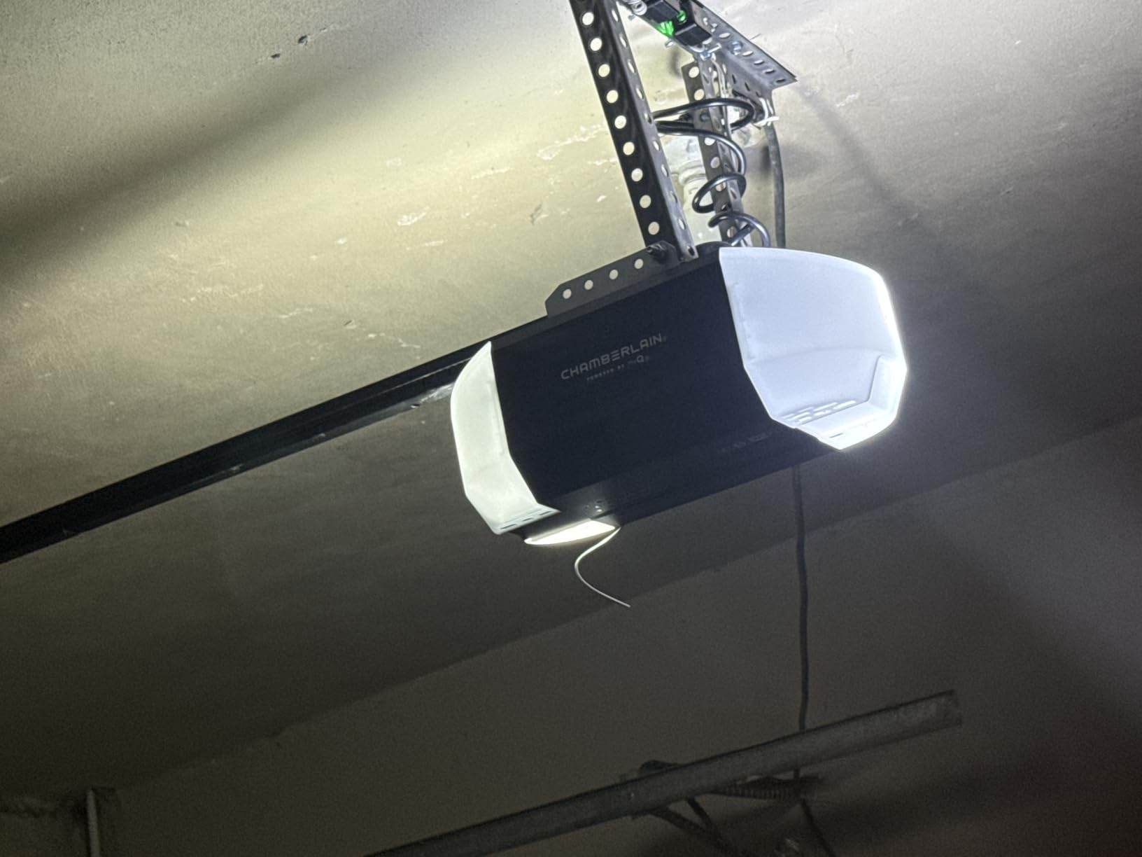 Chamberlain Garage Door Opener 3/4 HP Belt Drive myQ Garage Door Opener with Fixed Camera, Battery Backup, 2-Bulb LED Lighting customer photo 2