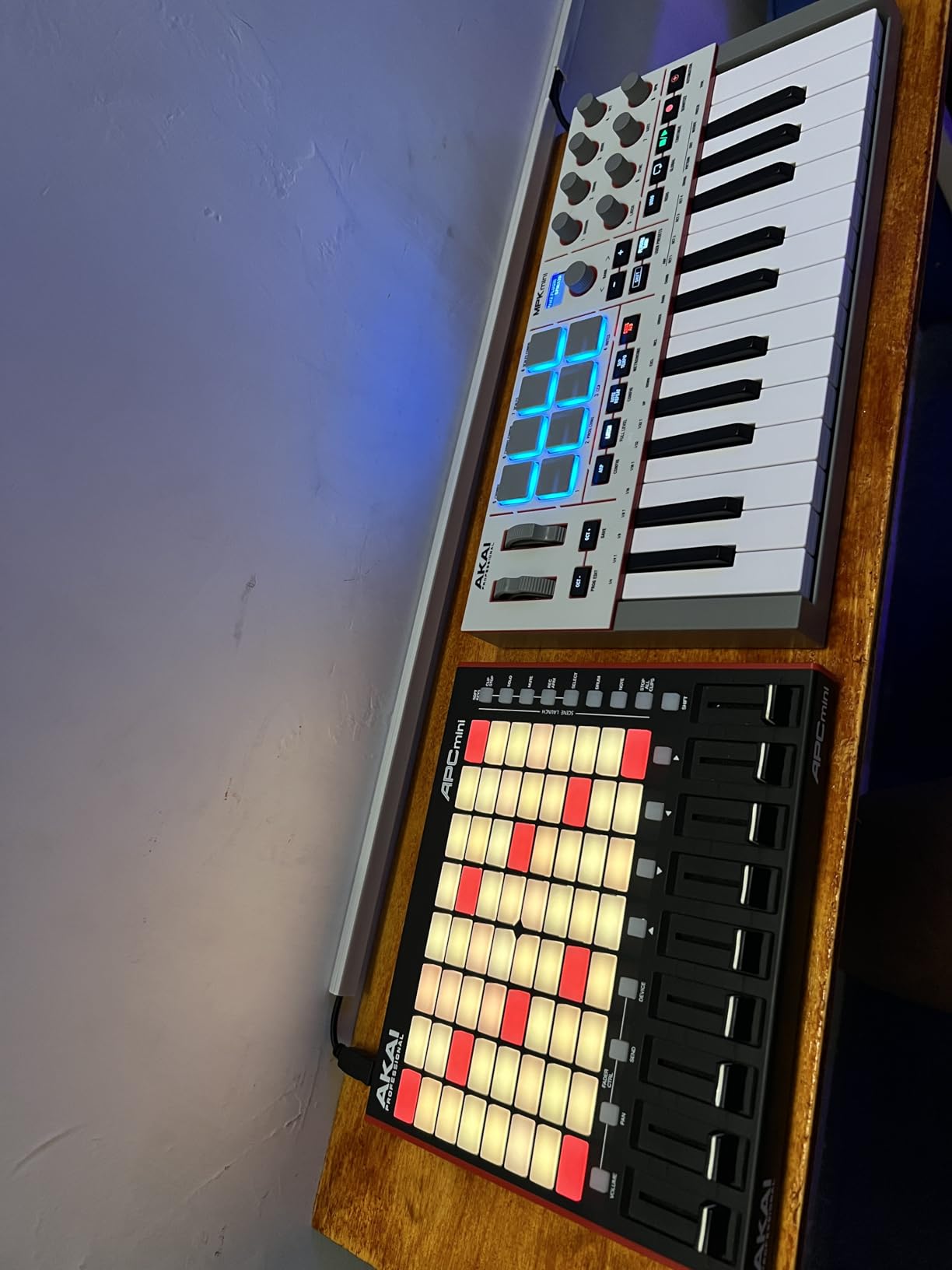 Akai Professional MPK Mini IV USB-C MIDI Keyboard Controller for Beginners and Producers - MPC Drum Pads, 360 Degree Knobs, Pitch and Mod Wheels, Production Software, Native Instruments Sound Package, Black customer photo 2