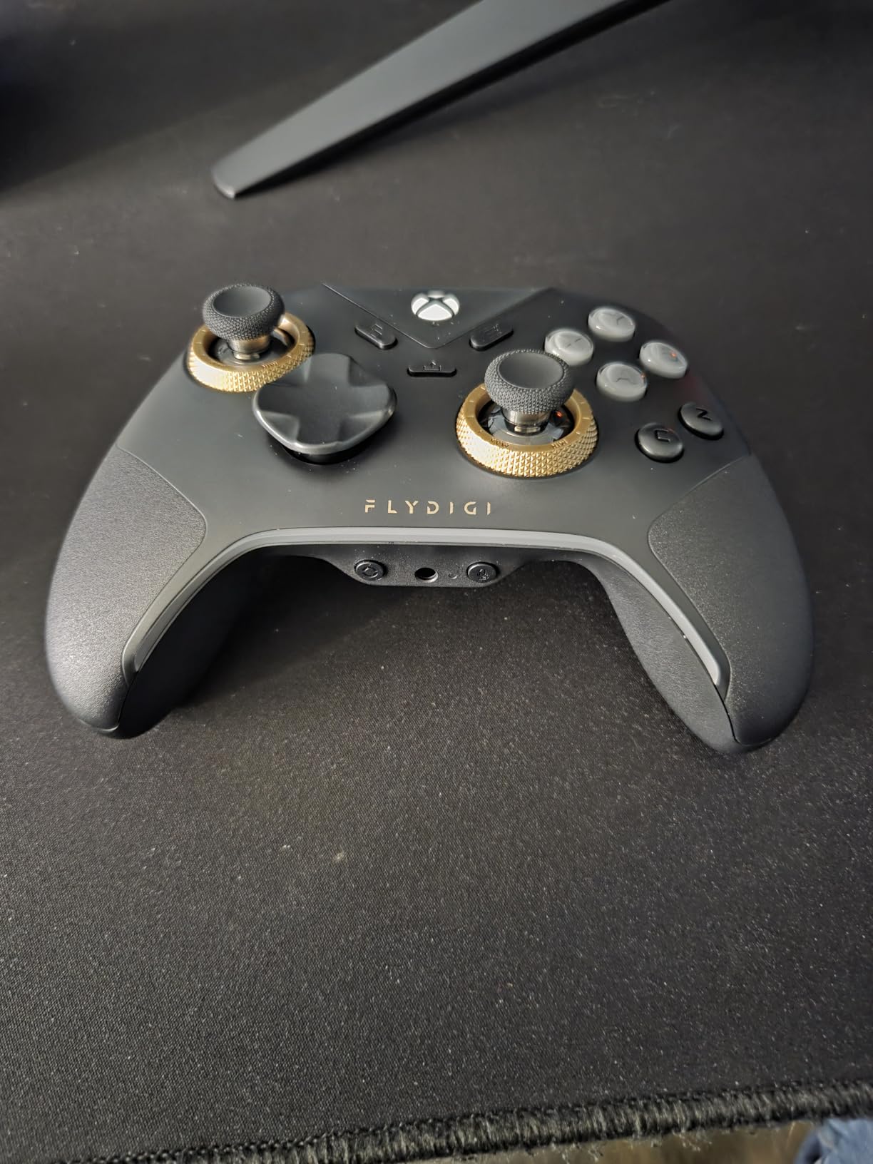 FLYDIGI VADER 5S Wired Controller for Xbox Series X|S, Xbox One, Windows 10/11, FORCEFLEX Adjustable Tension Joysticks, FORCESWITCH Triggers, 6 Remappable Buttons, 3.5mm Audio Jack customer photo 2
