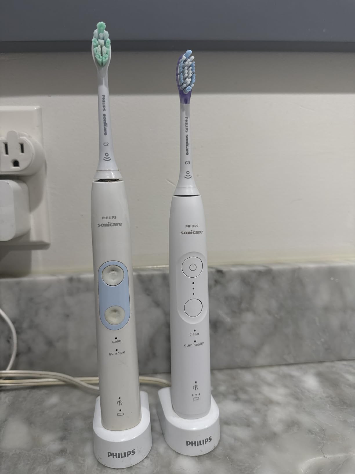 Philips Sonicare 5950 Series Electric Toothbrush, with Pressure Sensor, for Sensitive Gums, 6 Brushing Settings, SmarTimer, BrushPacer, 21-Day Runtime, Travel Case, White, HX7130/03 customer photo 1