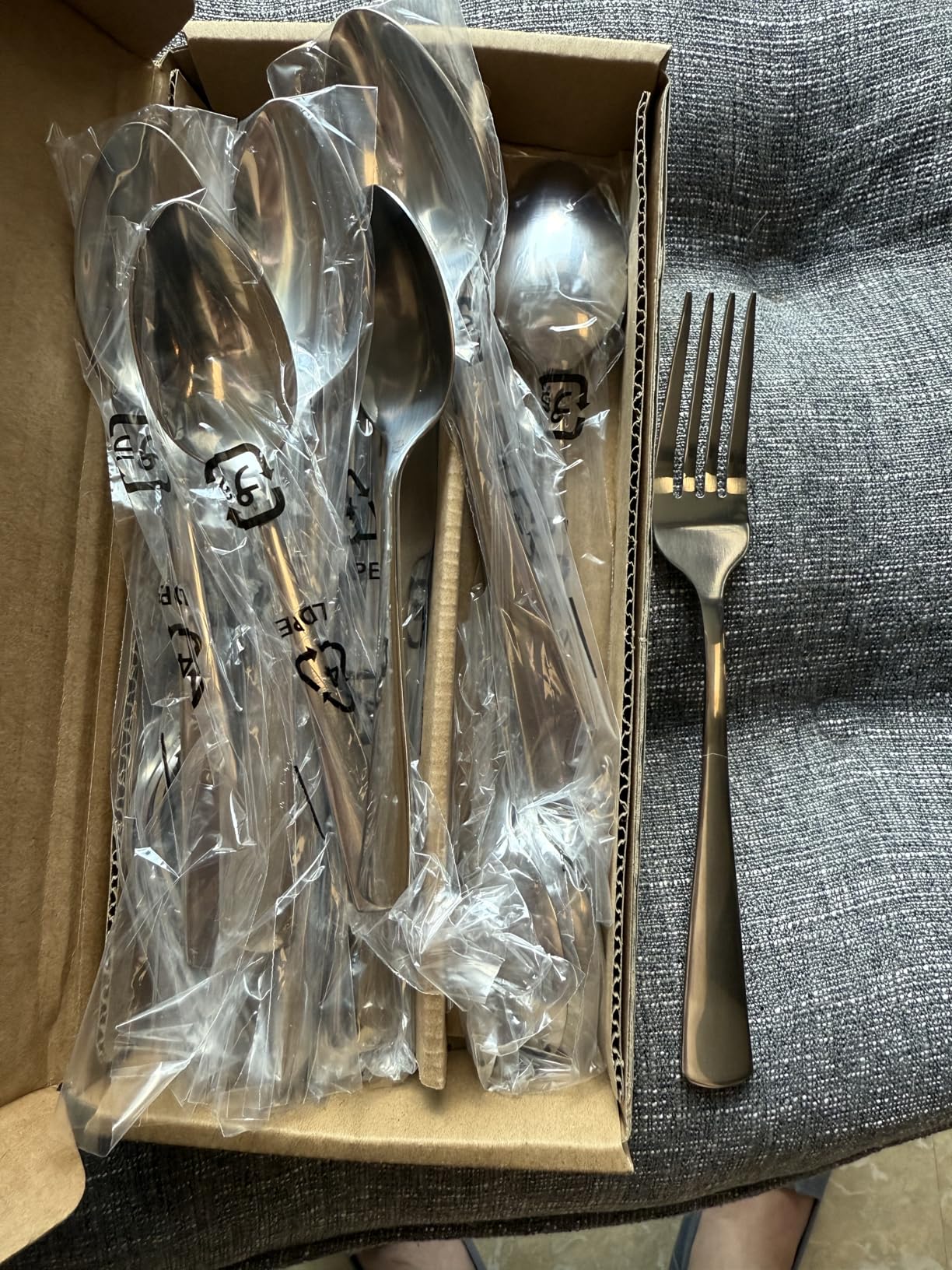 Amazon Basics 20-Piece Stainless Steel Flatware Set with Square Edge, Dishwasher Safe, Simple Design, Service for 4, Silver customer photo 1