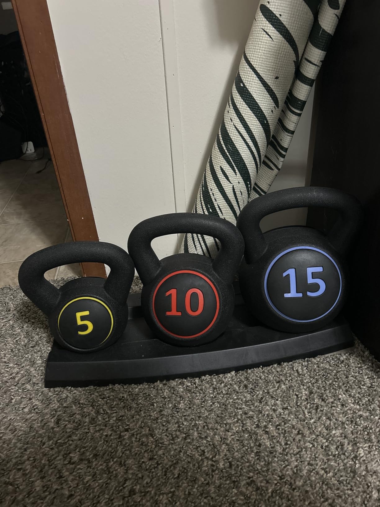 Best Choice Products 3-Piece Kettlebell Set with Storage Rack, HDPE Coated Exercise Fitness Concrete Weights for Home Gym customer photo 2