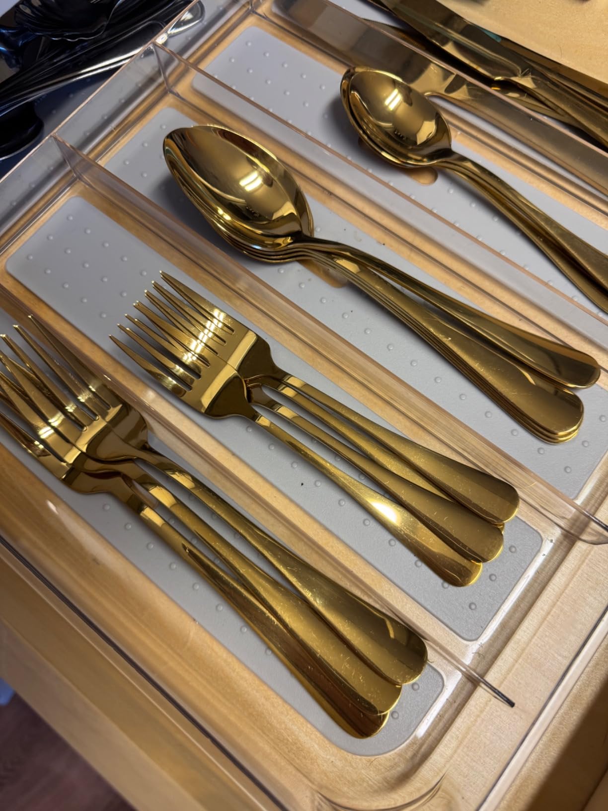 Aisoso Gold Silverware Set, 20-Piece Flatware Set Stainless Steel Cutlery Kitchen Utensil Set Tableware Service for 4 customer photo 2