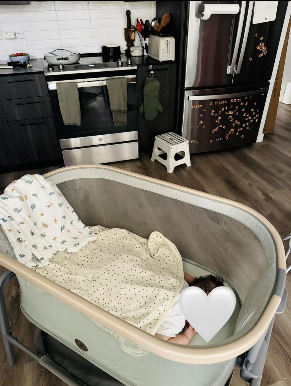 Maxi-Cosi Iora Baby Bassinets Bedside Sleeper, Portable Bassinet, Infant Bedside Sleeper Crib, Height Adjustable, Breathable Mesh, Large Storage Basket, Classic Oat customer photo 1