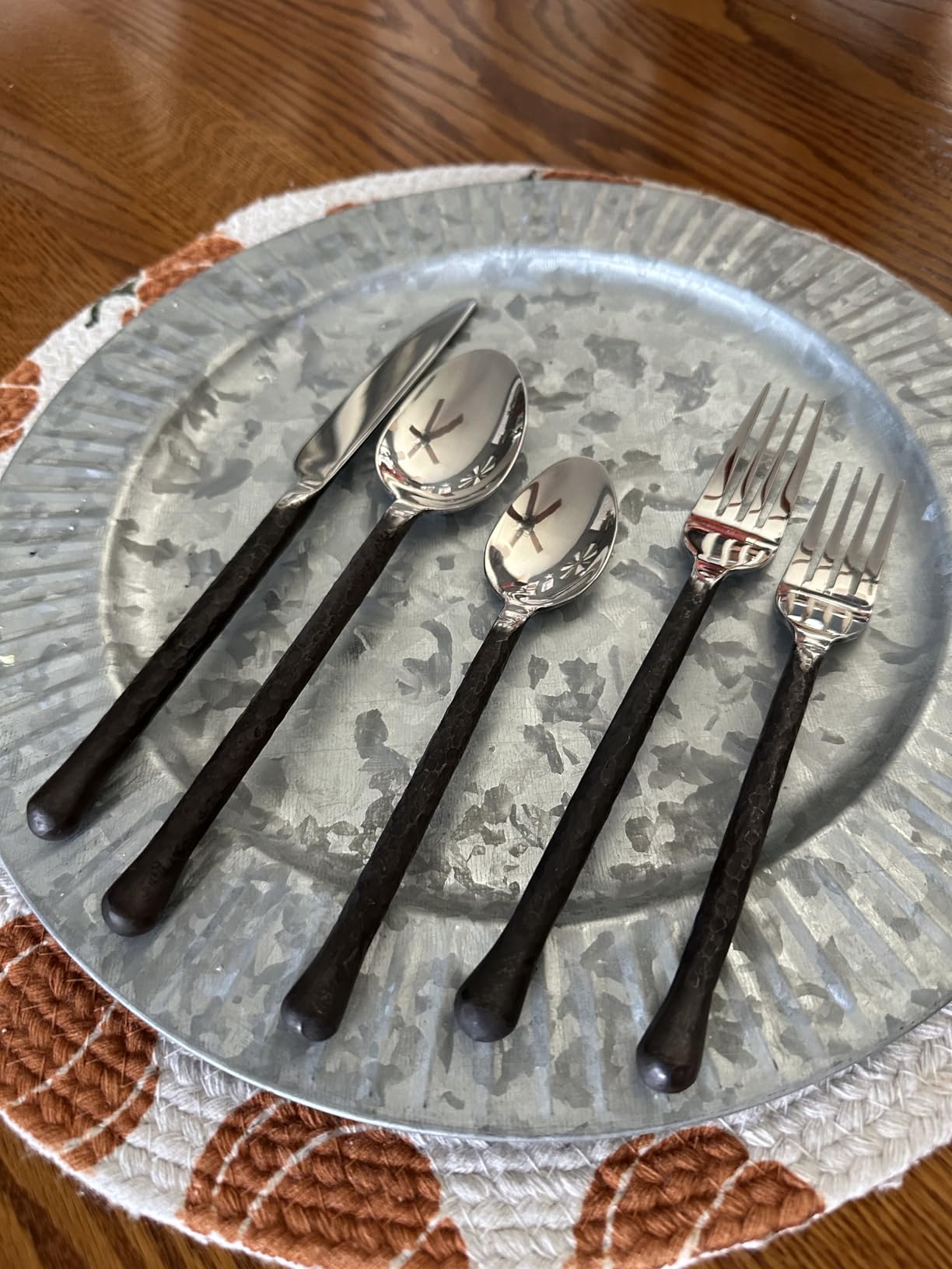 Glam Forged 20-Piece Titanium Gold Silverware Set, 18/10 Stainless Steel Flatware Service for 4, Shiny Gold Flatware, Unique Cutlery Set for Home Kitchen Restaurant Wedding, Dishwasher Safe customer photo 1
