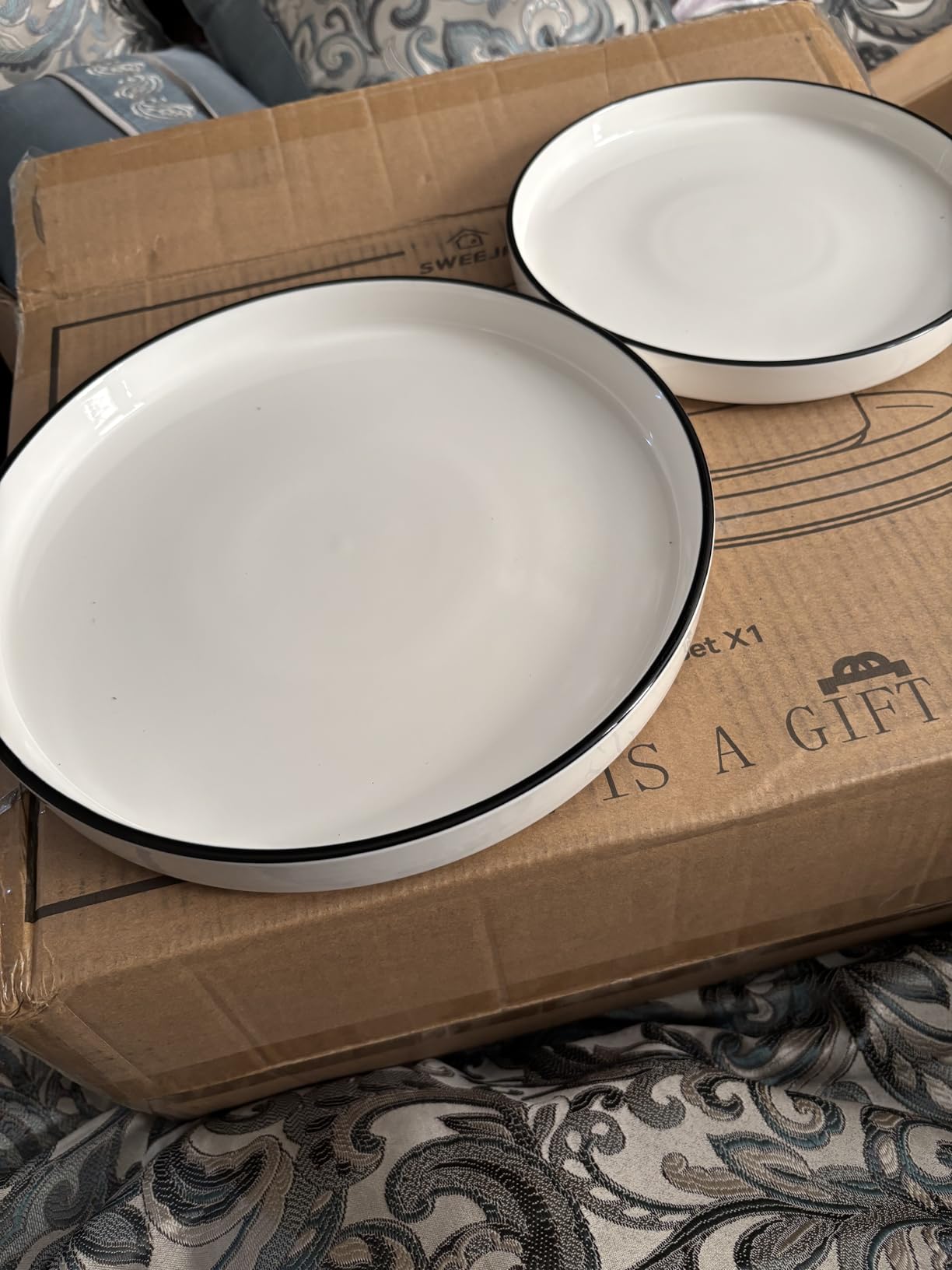 Sweejar Porcelain Dinnerware Sets for 4, 12 Pieces Ceramic Plates and Bowls Set, Classic Modern Simple Kitchen Dinner Dining Ware Set, Dishwasher and Microwave Safe Dishes Sets (Pure White) customer photo 2