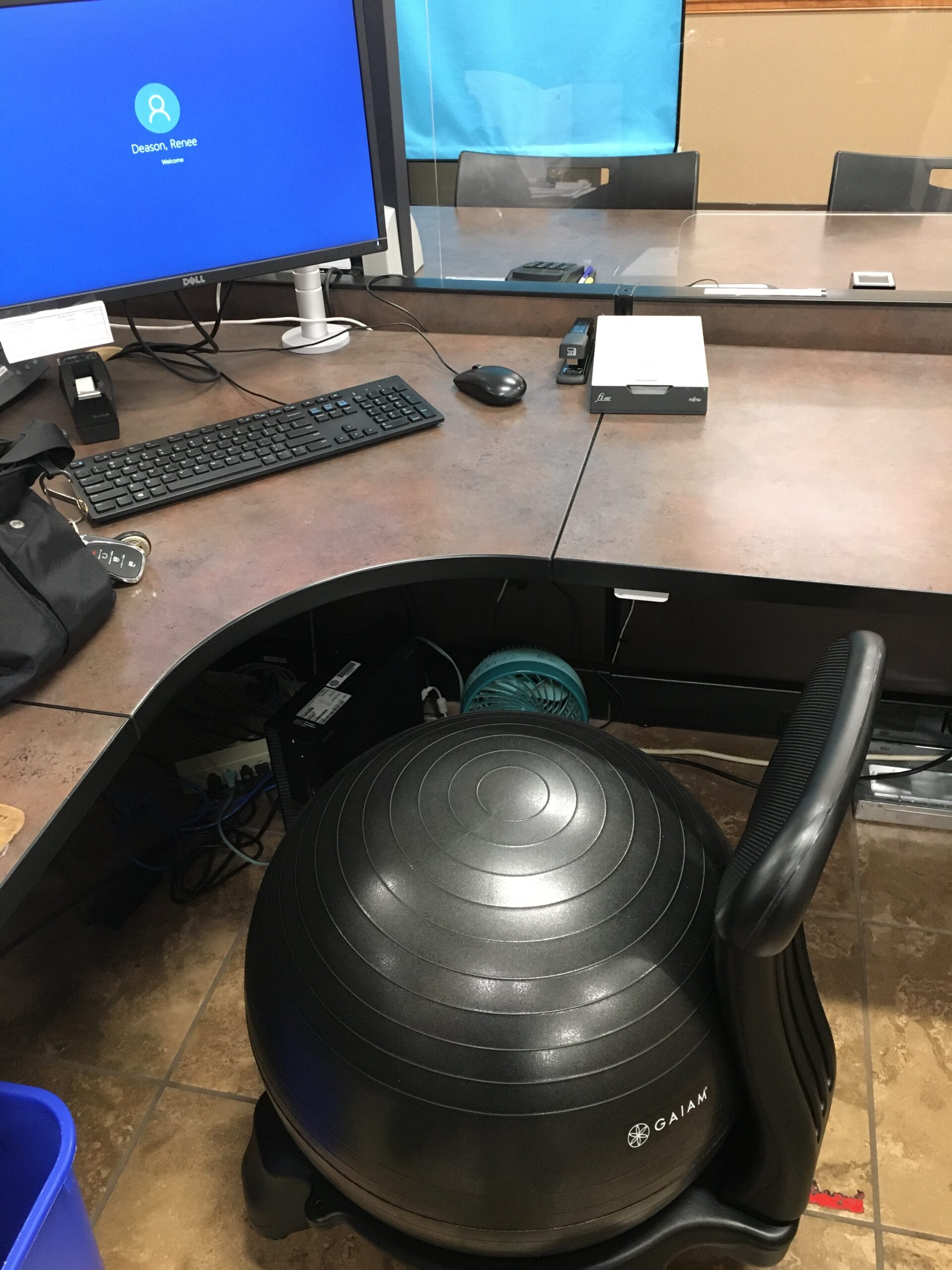 Gaiam Classic Balance Ball Chair, Stability Seat (Black) | 52cm stability ball chair builds core strength while you sit. Includes pump & exercise guide. customer photo 1