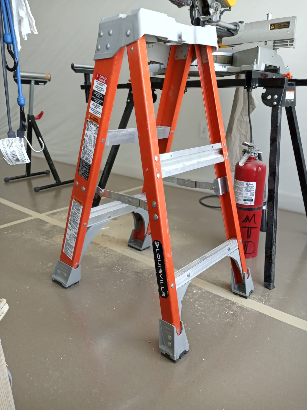 Louisville Ladder 12-Foot Fiberglass Step Ladder, 300-Pound Load Capacity, Type IA, FS1512 customer photo 2