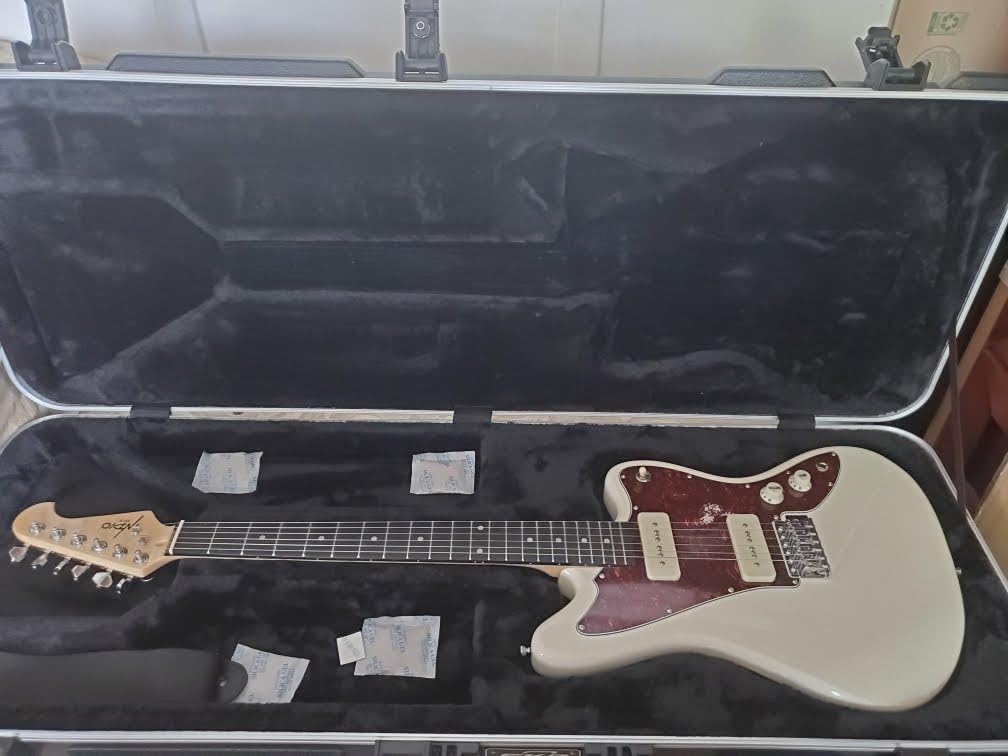 SKB Fender Jaguar/Jazzmaster Hardshell Case, Rubber-Modified Styrene Hard Case with Plush Interior and TSA Latches for Travel Protection customer photo 2