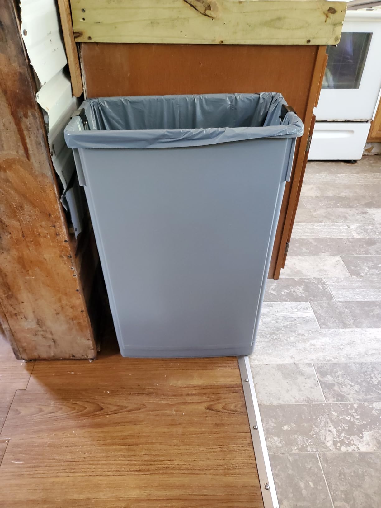 Winco PTC-23SG Slender Trash Can, 23-Gallon, Gray, Medium | Corrosion resistant, Great for Kitchens, Dining Areas and Back-of-house Cleanup customer photo 2