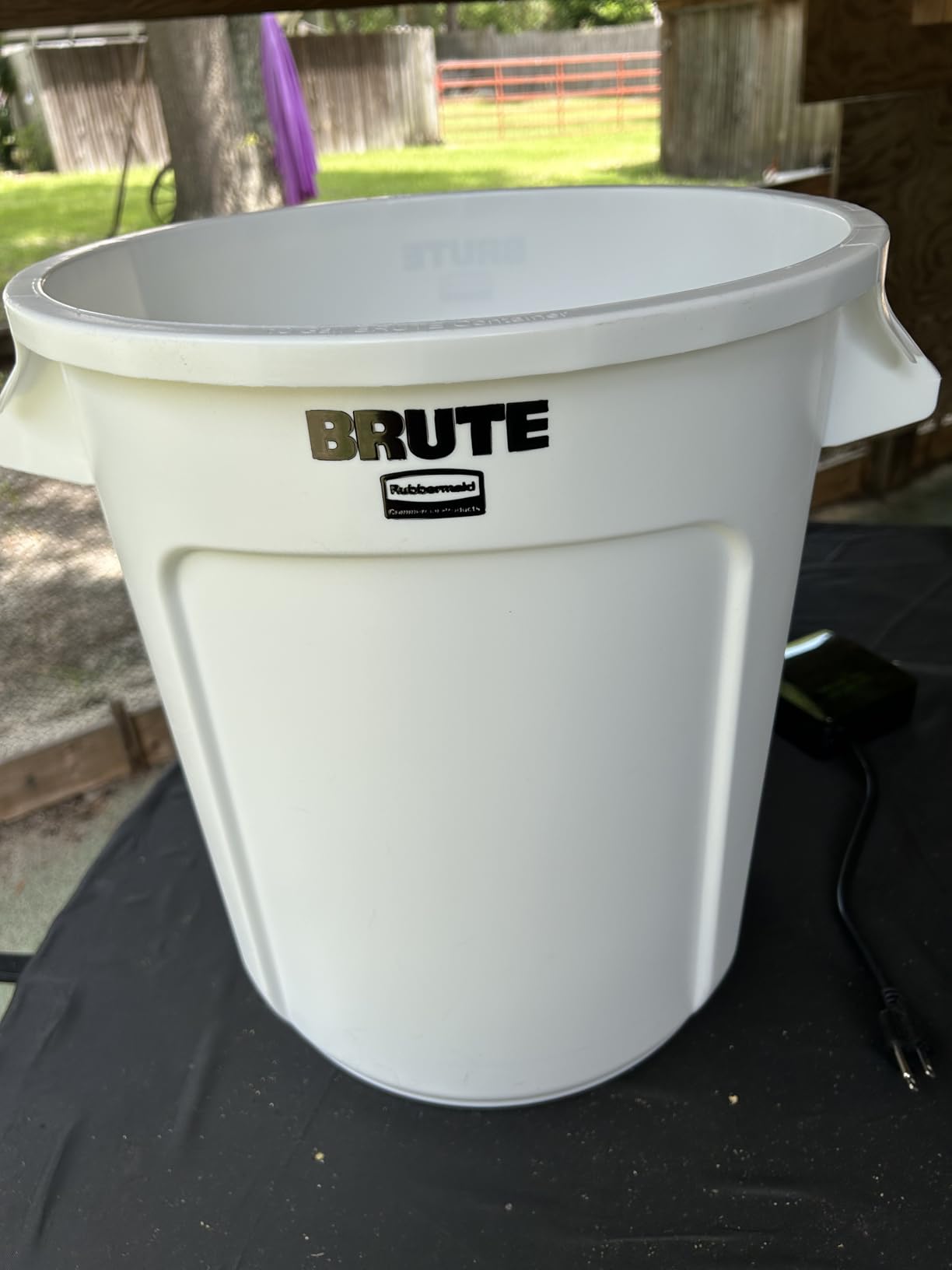 Rubbermaid Commercial Products BRUTE Heavy-Duty Round Trash/Garbage Can, 10-Gallon, White, Outdoor Waste Container for Landscapers/Construction/Restaurants/Back of House/Offices/Warehouses customer photo 2
