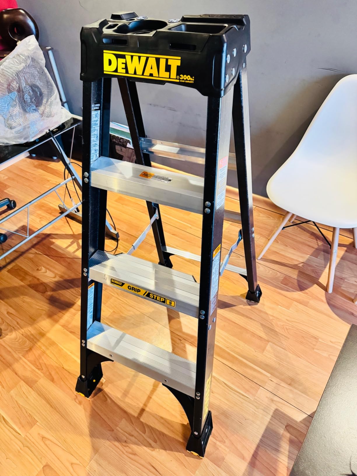 DeWalt Type IA 300lb Rated FG Stepladder 4' DXL3010-04 customer photo 1
