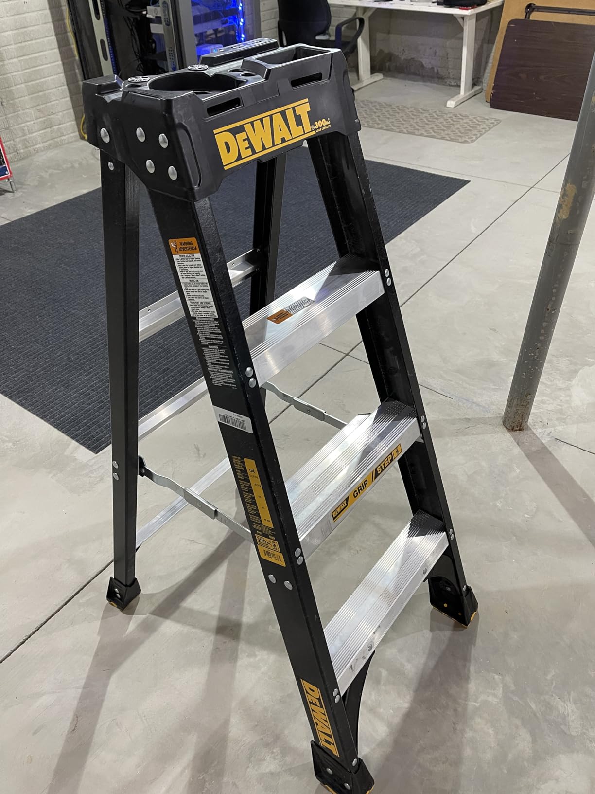 DeWalt Type IA 300lb Rated FG Stepladder 4' DXL3010-04 customer photo 2
