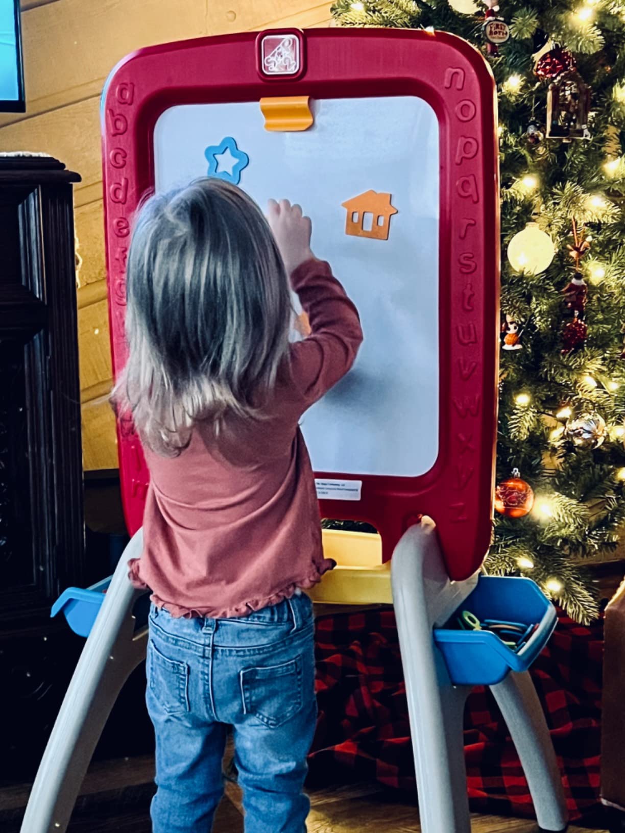 Step2 All Around Easel for Two, Kids Activity Table, Double-Sided Art Board, Made of Durable Plastic, Includes 94-Piece Soft Foam Magnets, For Toddlers 3+ Years Old customer photo 1