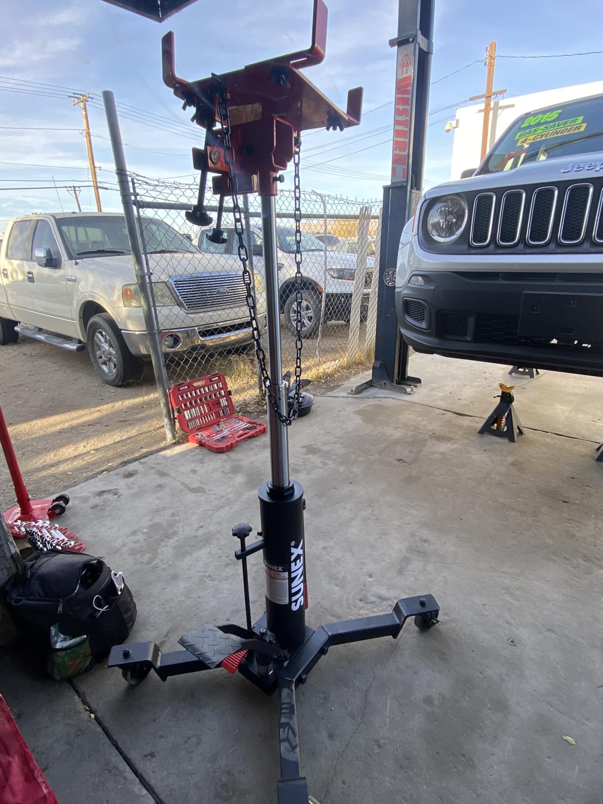 Sunex Tools 7793B 1,000 lb Telescopic Transmission Jack, Hydraulic, Foot Pump Operated, Tilt Saddle with Chain Tie-Down, 74.2 in Max Height customer photo 2