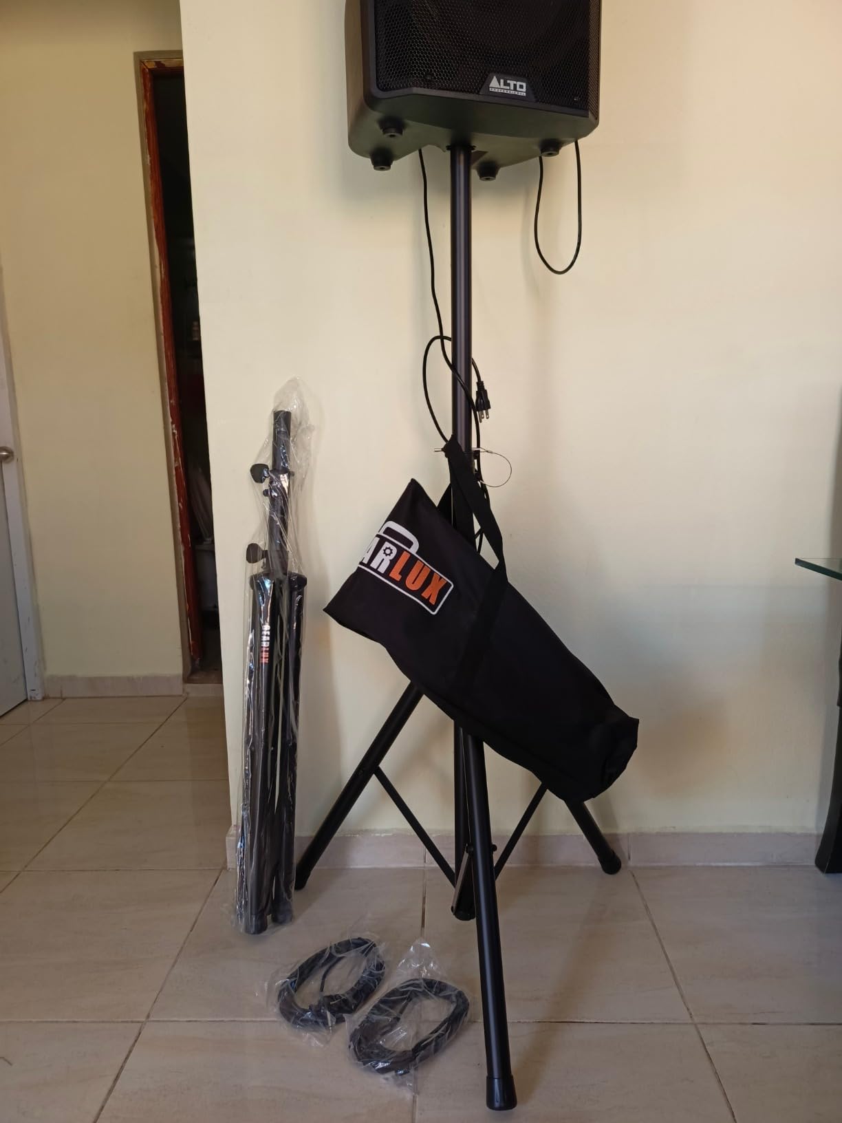 Gearlux Lightweight Tripod Speaker Stands with Carrying Case and Speaker Cables, Maximum Height 70.8 Inches, Load Capacity 110 Pounds customer photo 1