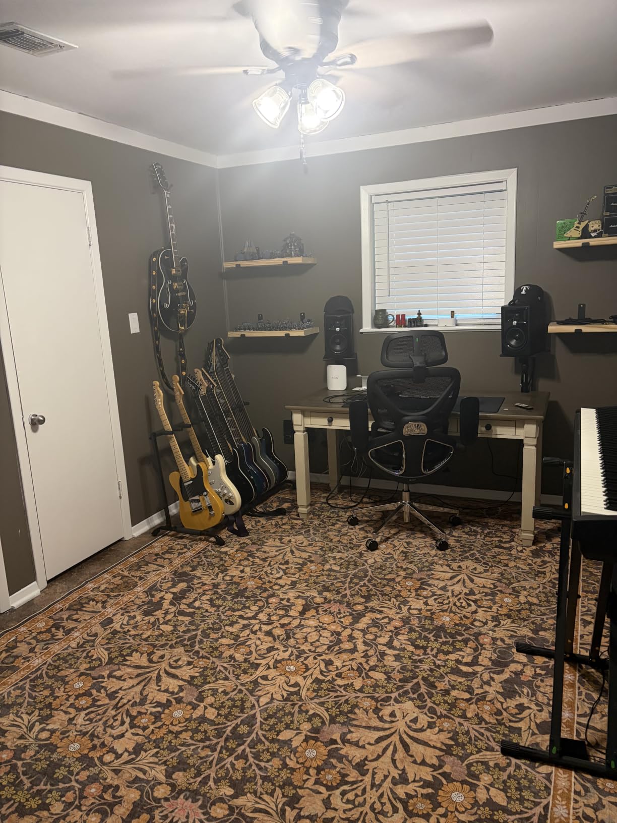 Gator Frameworks Rok-It Multi Guitar Stand Rack with Folding Design, Holds up to 5 Electric or Acoustic Guitars (RI-GTR-RACK5) customer photo 2