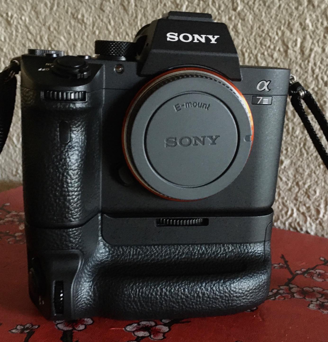 Sony VGC3EM Vertical Grip for α9, α7R III, α7 III black customer photo 2