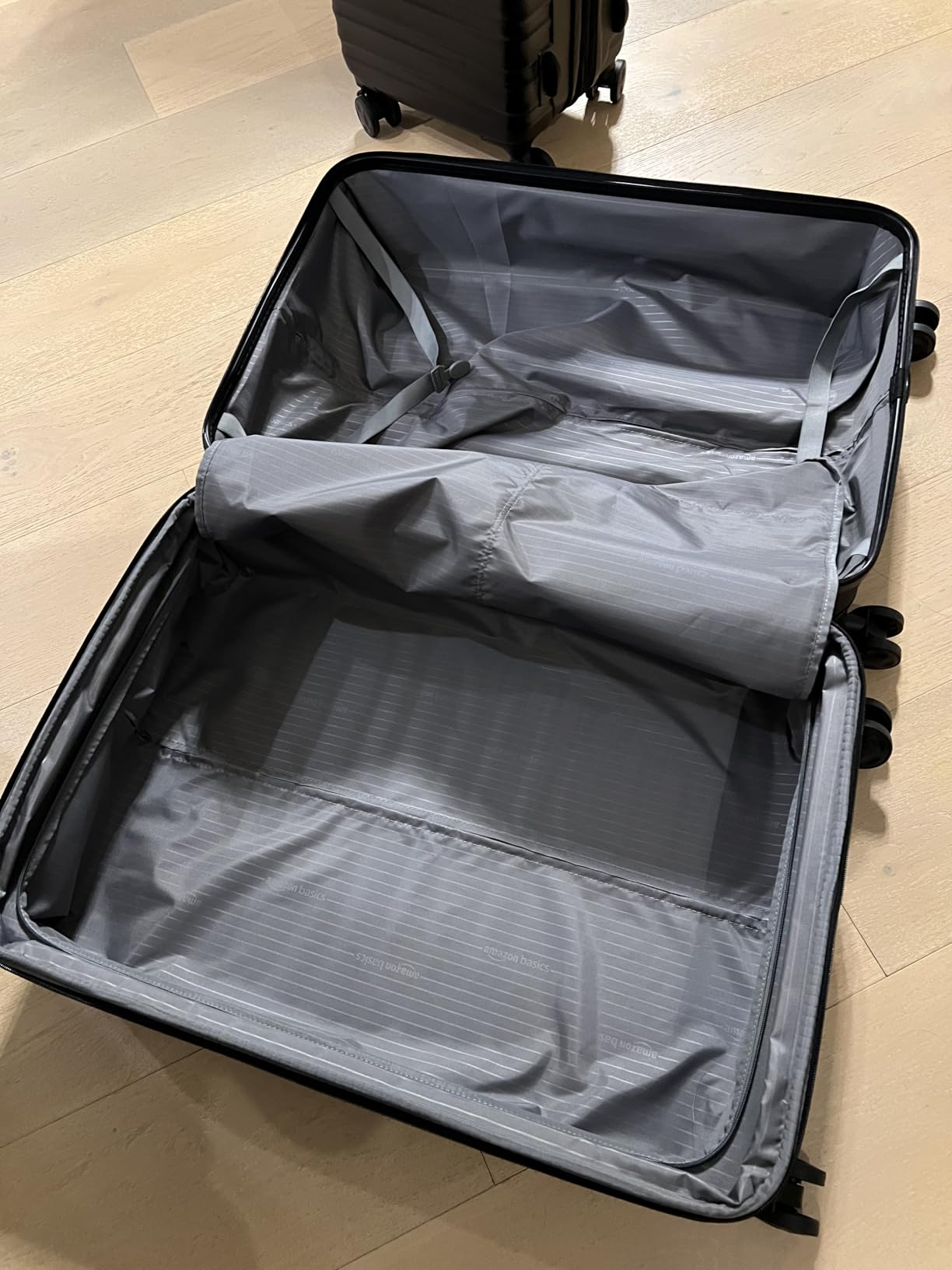 Amazon Basics 2-Piece Hardside Luggage Set (21