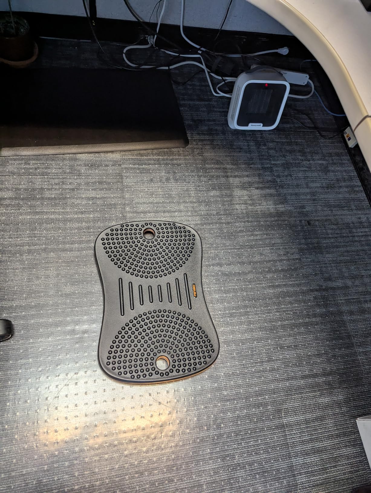 FEZIBO Standing Desk Mat Balance Board, Anti Fatigue Mat Standing Desk Office, Wobble Board with Ergonomic Design, Obsidian Black customer photo 1