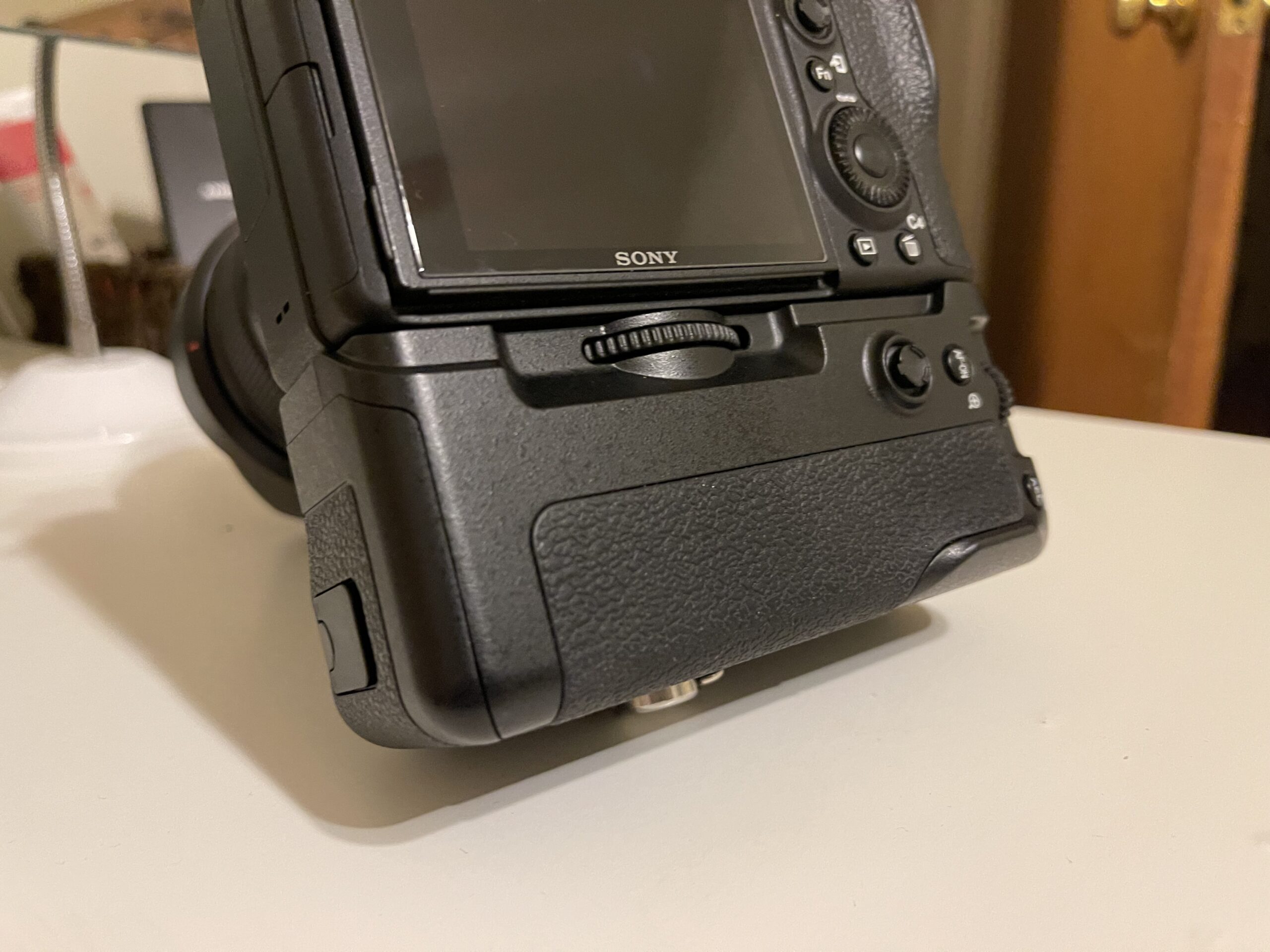 NEEWER Vertical Battery Grip Replacement for VG-C3EM, Compatible with Sony A9 A7III A7RIII Camera and NP-FZ100 customer photo 1