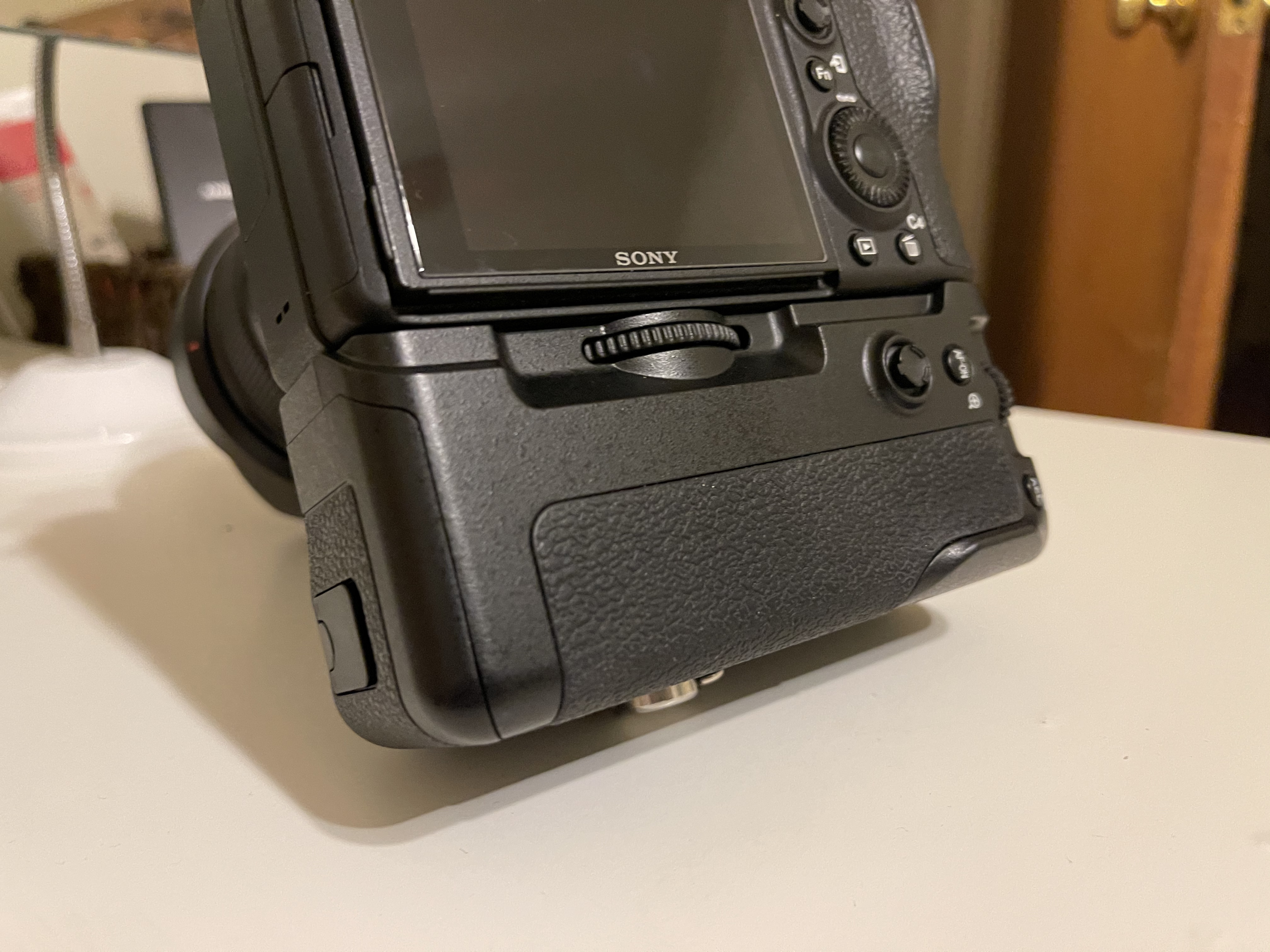 NEEWER Vertical Battery Grip Replacement for VG-C3EM, ONLY Compatible with Sony A9 A7III A7RIII Camera and NP-FZ100 (Battery Not Included) customer photo 1