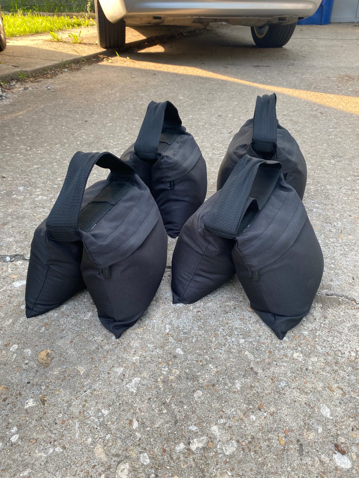 Amazon Basics Photography Sand Bags for Light Stands with Handle, 4-Pack, Black customer photo 2