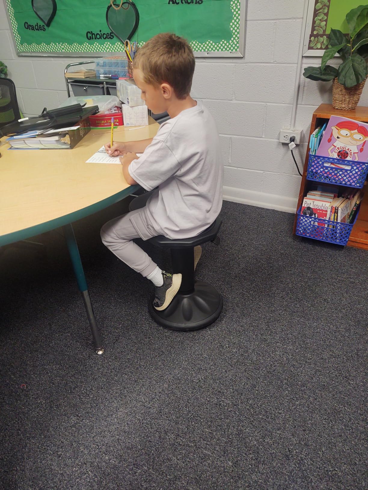 Giantex Wobble Stools for Classroom Seating, Wiggle Stool with Adjustable Height, 24 Inch Active Learning Stool, Sitting Balance Chair for School, Office Stand Up, Flexible Seating Wobble Chair (Green) customer photo 2