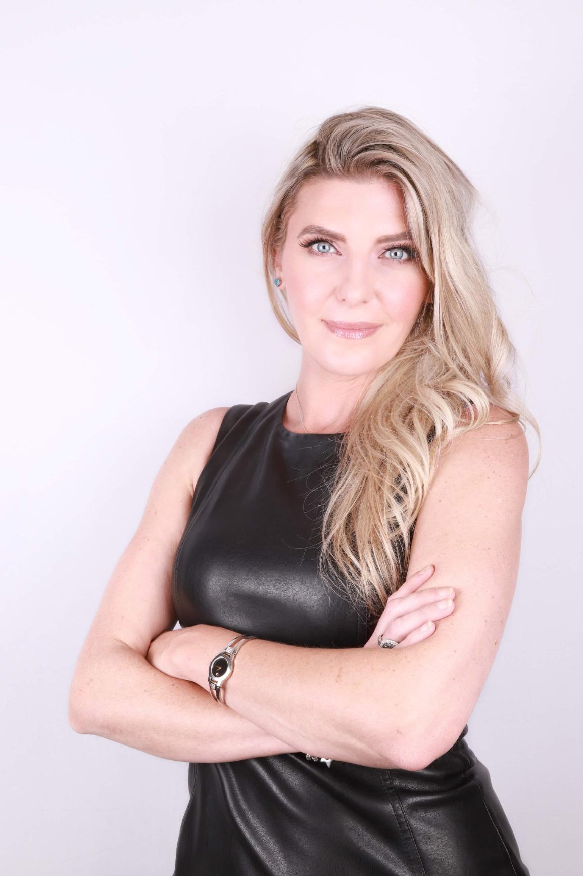 Kate 8ft x 10ft Black Photography Backdrop for Studio Portraits and Video, Solid Black Cloth For Portraits, Product Photos, Videos, Streaming, Interviews, Parties And Studio Shoots customer photo 1