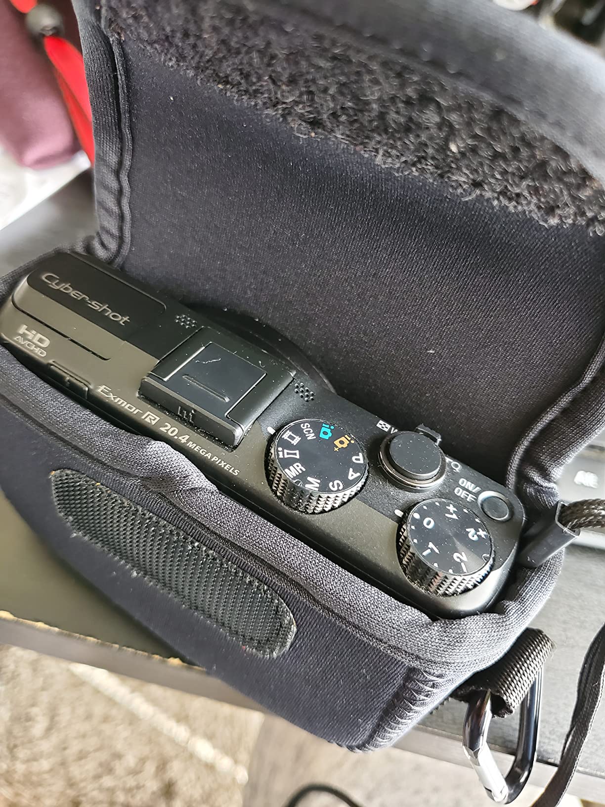 MegaGear MG1831 Ultra Light Neoprene Camera Case Compatible with Sony Cyber-Shot DSC-RX100 VII, DSC-RX100 VI, DSC-RX100 V, DSC-RX100 IV, DSC-RX100 III, DSC-RX100 II (Yellow) customer photo 2