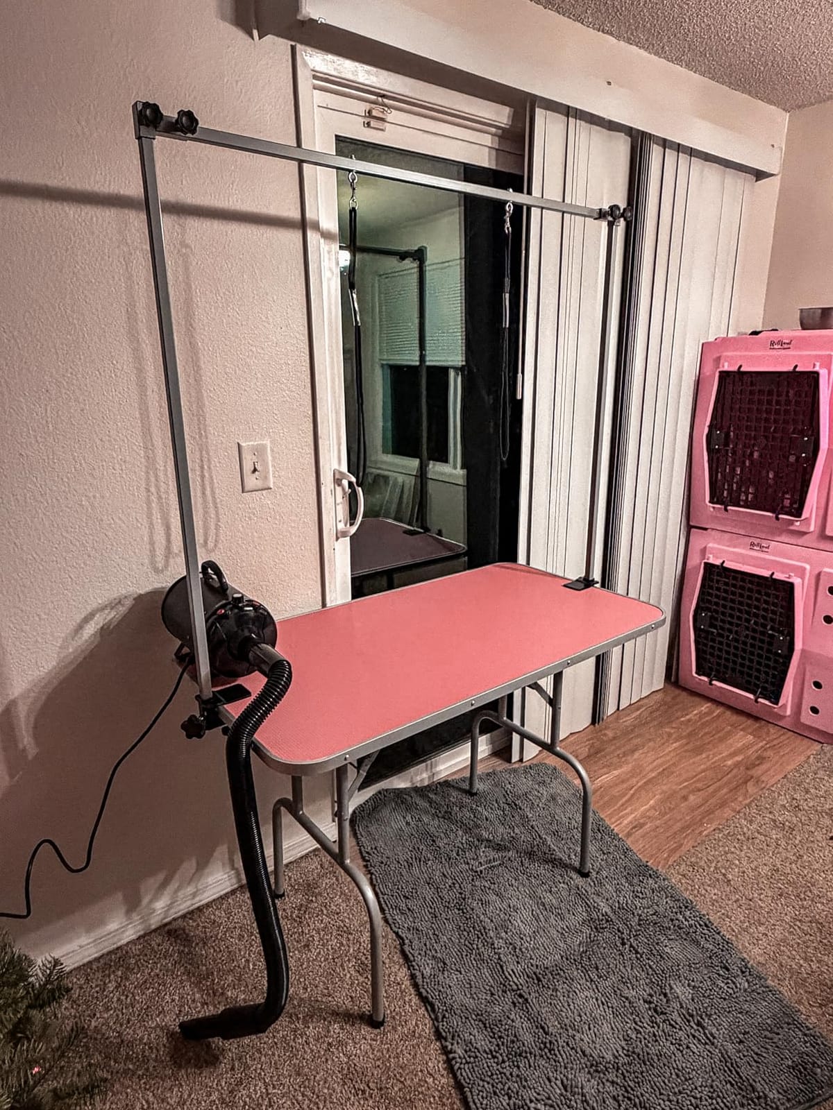 Yaheetech 46'' Pet Grooming Table for Large Dogs Adjustable Height Portable Trimming Table Drying Table w/Arm/Noose/Mesh Tray Maximum Capacity Up to 265Lb, Black customer photo 2