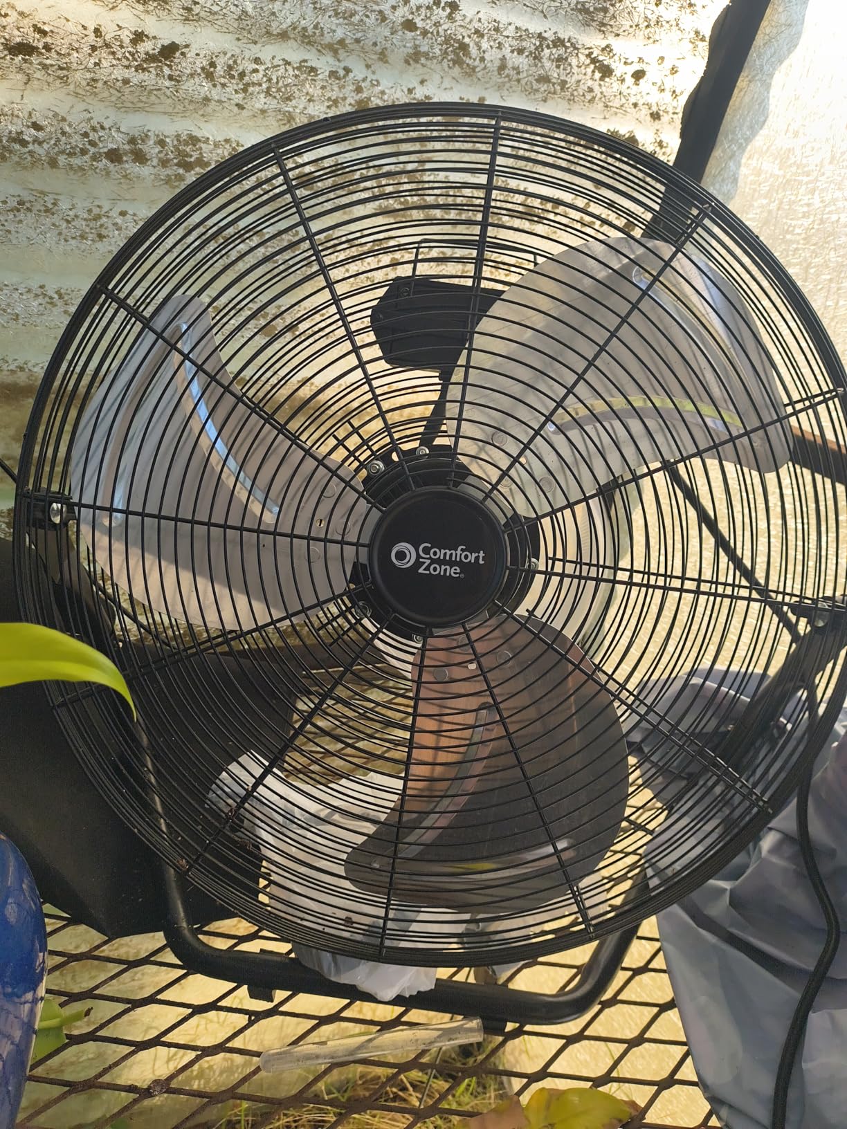 Comfort Zone Cradle Floor Fan, Electric, High-Velocity, 180 Degree Adjustable Tilt, 18 inch, 3 Speed, Carry Handle, Rubber Feet, Metal, Airflow 19.36 ft/sec, Ideal for Garage or Workshop, CZHV18BK customer photo 1