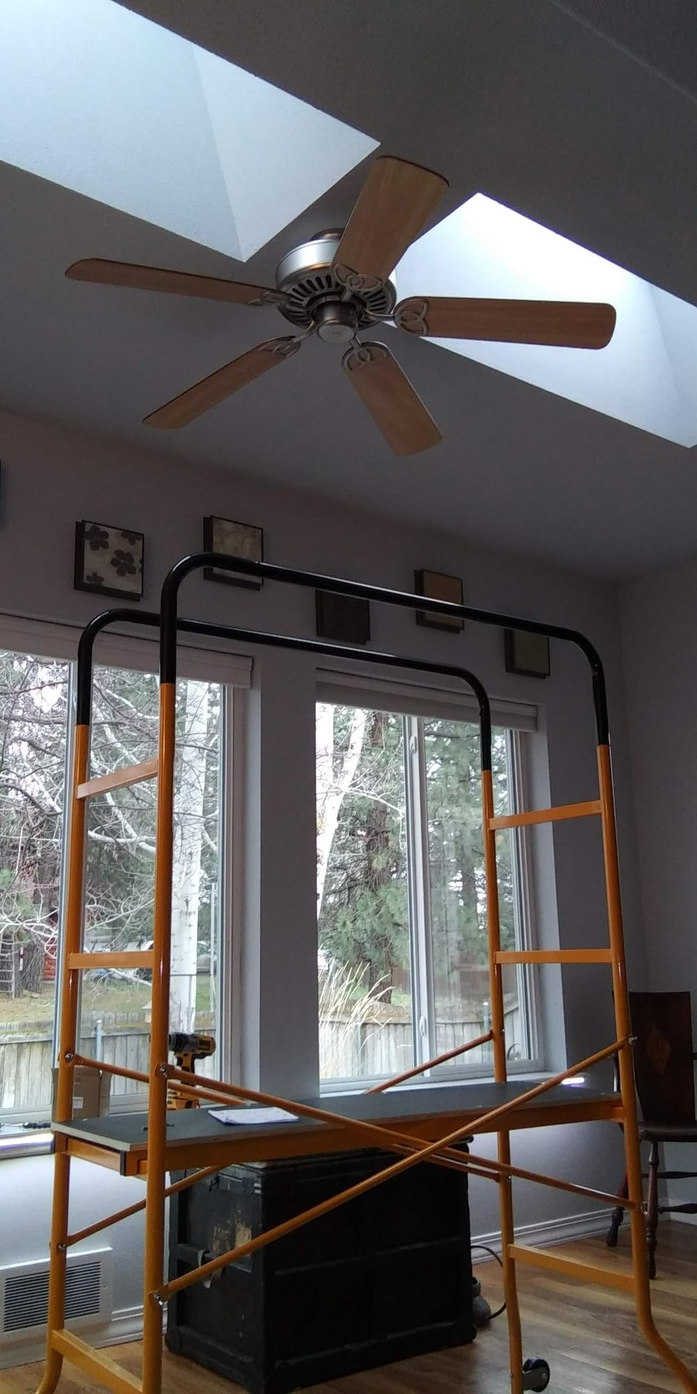 HOMCOM 4-Step Steel 4.6 x 2 x 6 ft. Scaffold 2 Wheels, 440 Pound Capacity | Free Moving, Indoor & Outdoor Decoration, Anti-Skid customer photo 2