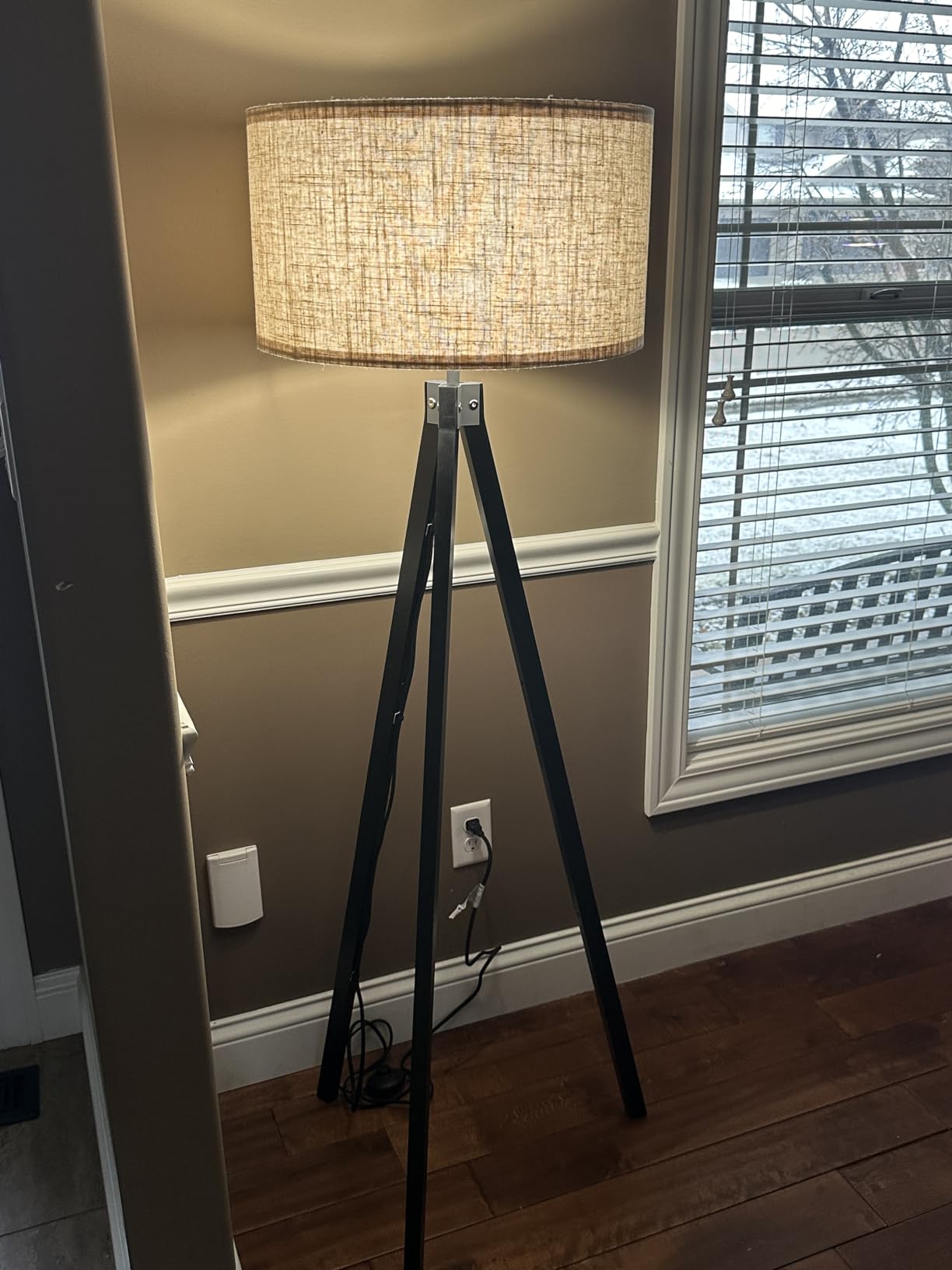 LEPOWER Tripod Floor Lamp Mid Century Modern Standing Lamps for Living Room, Light-Diffusing Linen Shade, Premium Rubberwood Tripod with E26 Base, Adding Warmth to Bedroom, Office & Study Corner Dark customer photo 2